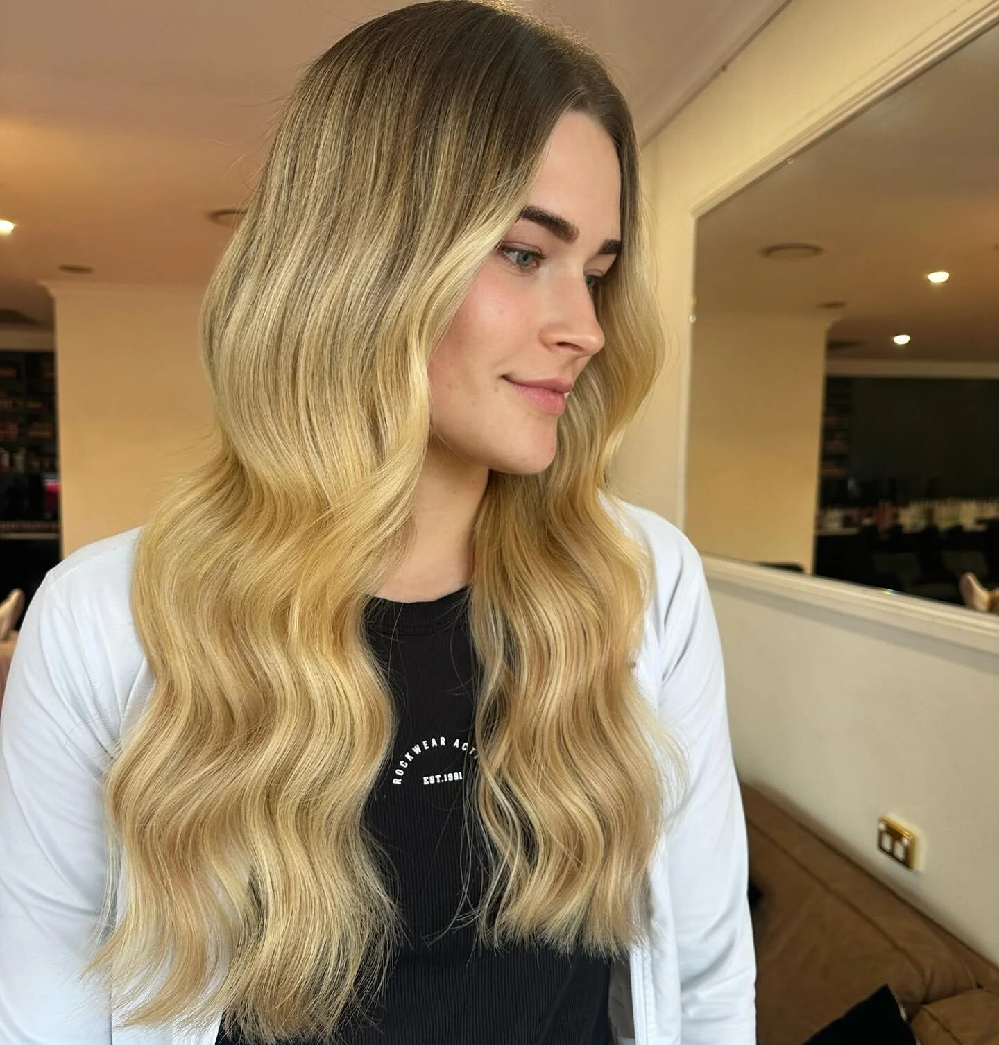 Summer inches ☀️ 
3 packets of @seamless1 Keratin Bonds in 3 shades for a seamless, dimensional blend of tones 😍 

Extensions @seamless1_global 
Shades &bull; Cappuccino, Beach baby &amp; Coffee n Cream 
Styling @ghdhair_anz