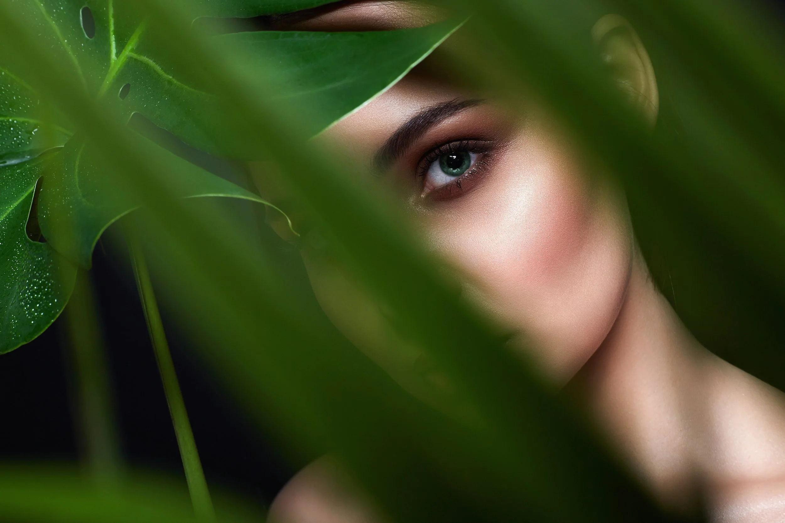 hermoso-nina-atras-el-palma-hermoso-mujer-joven-con-maquillaje.jpg