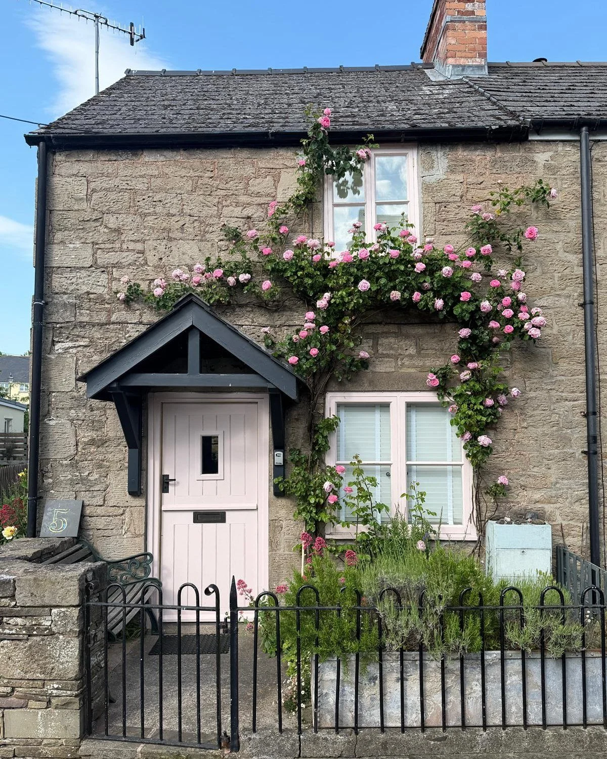 Need a getaway just for the two of you?

Hay-on-Wye has a lovely way of slowing you down, no agenda needed, just good food, second-hand books, and long walks along the River Wye. And when it's time to come in from the cold, there's nothing quite like