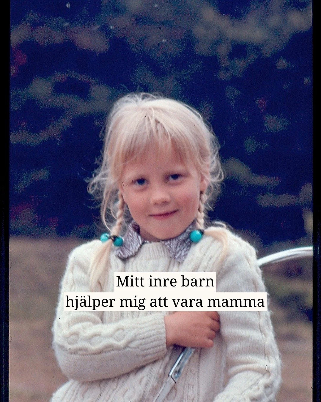 K&auml;nner s&aring; mycket v&auml;rme och &ouml;mhet n&auml;r jag ser det h&auml;r fotot p&aring; mig sj&auml;lv som barn.

Vi pratar ofta om v&aring;ra inre barns s&aring;r och hur det triggas n&auml;r vi blir mammor.

Men v&aring;ra inre barn b&au