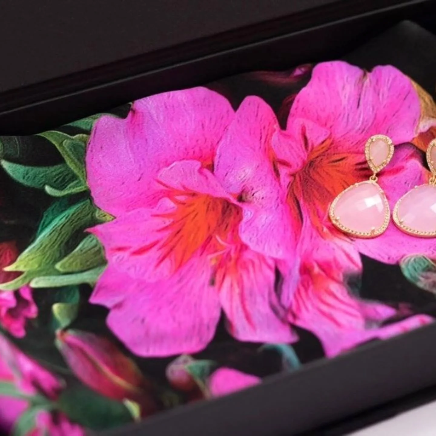 This stunning silk delphinium design silk stole  scarf in shades of pink and red with green foliage on a black ground has been generously donated by @debbiemillingtondesigns 💜 and is now available in the shop.  All proceeds go to @pieta.house 💜
#su