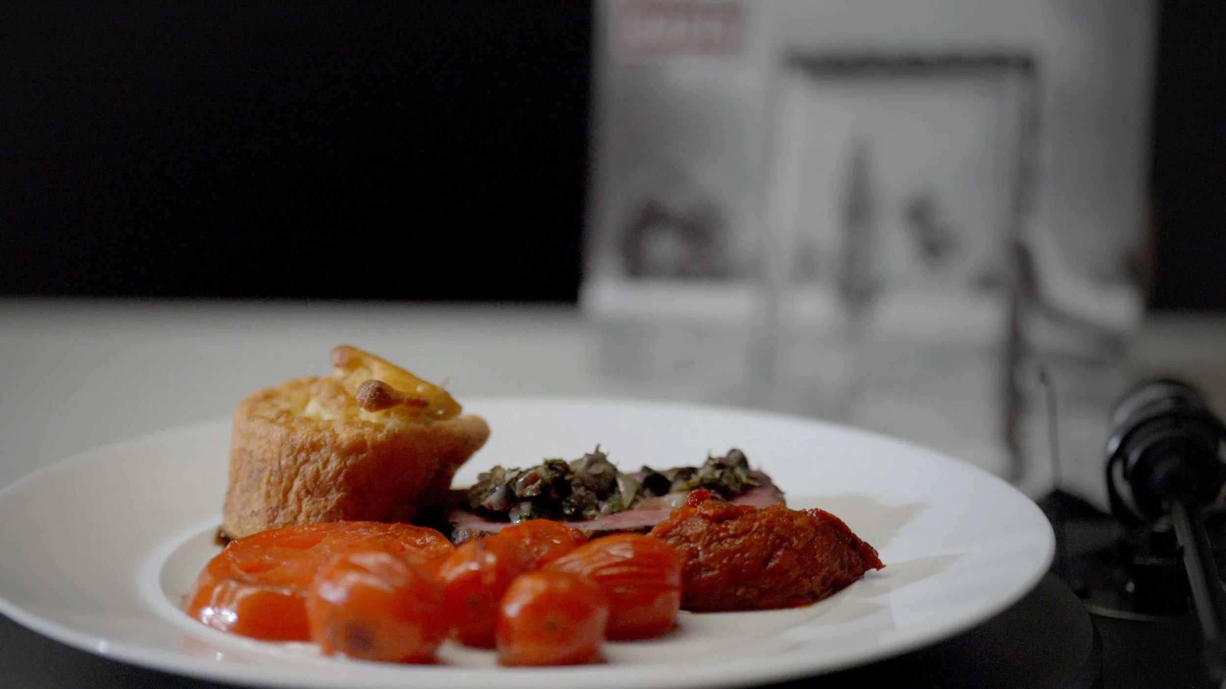Teller mit Roastbeef, Yorkshire Pudding und Tomaten aus der Folge Wonderwall von Oasis