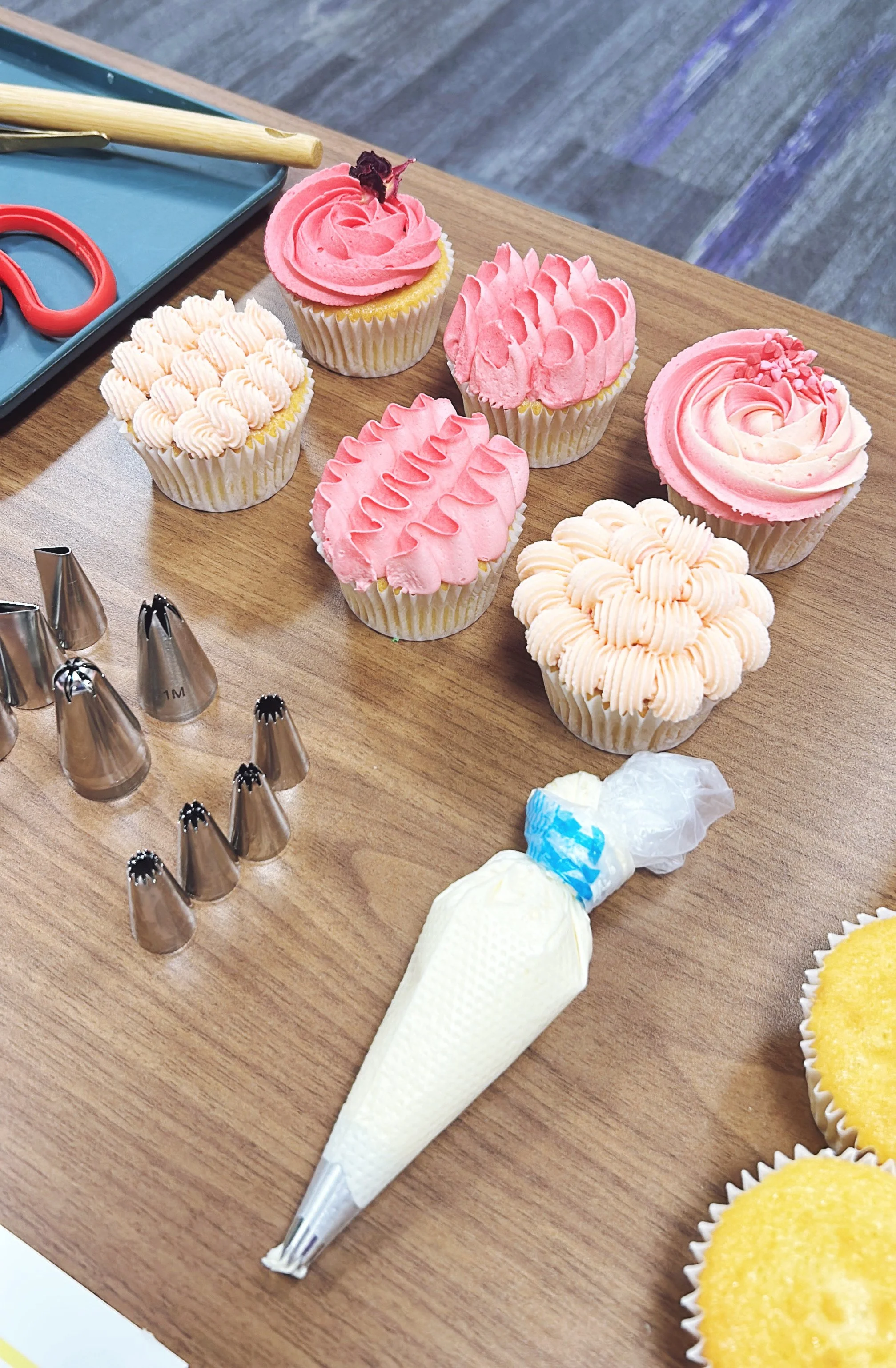 class to learn how to pipe cupcakes