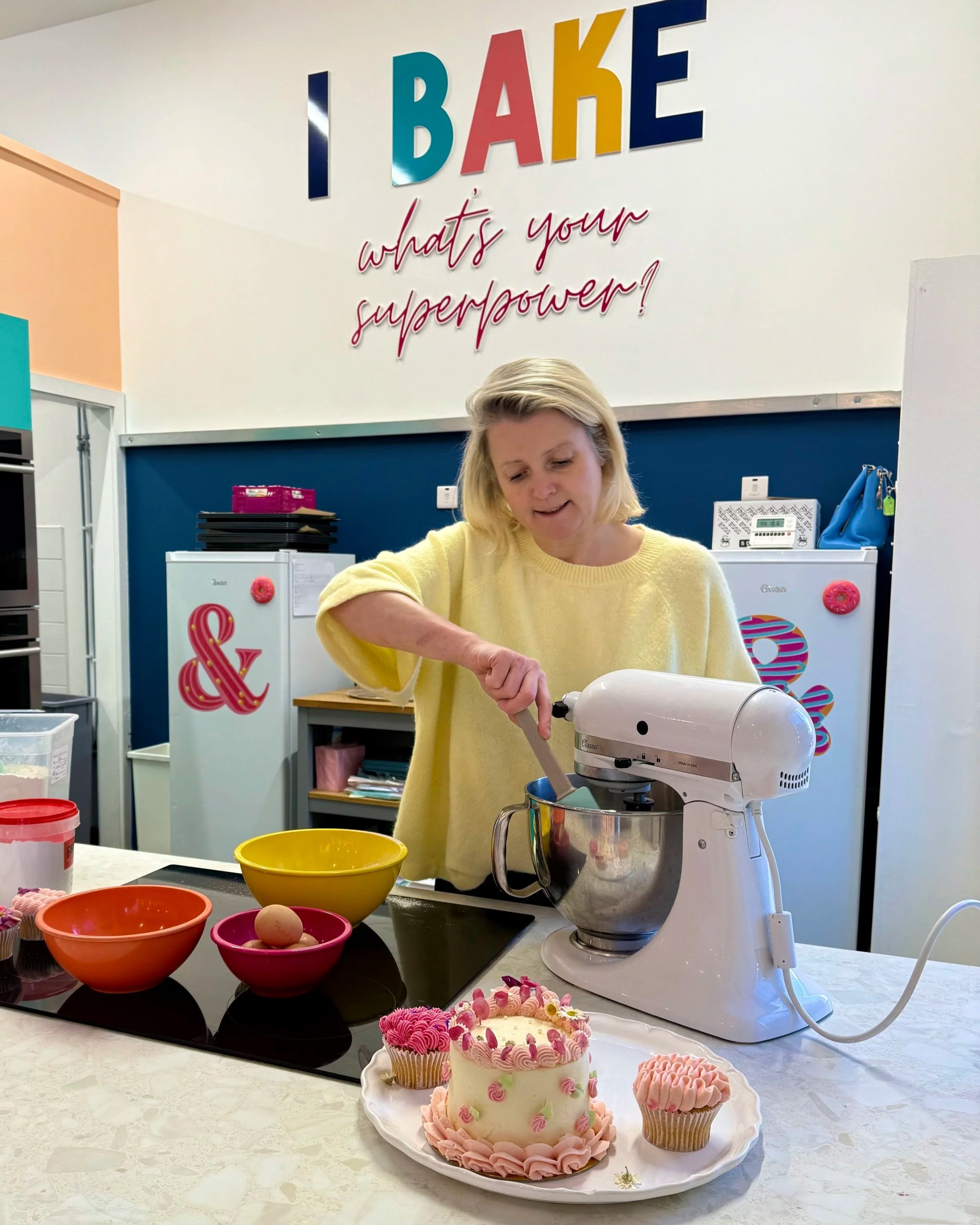 Owner at Baker & Chef decoarting class for cakes, cupcakes or cake pops