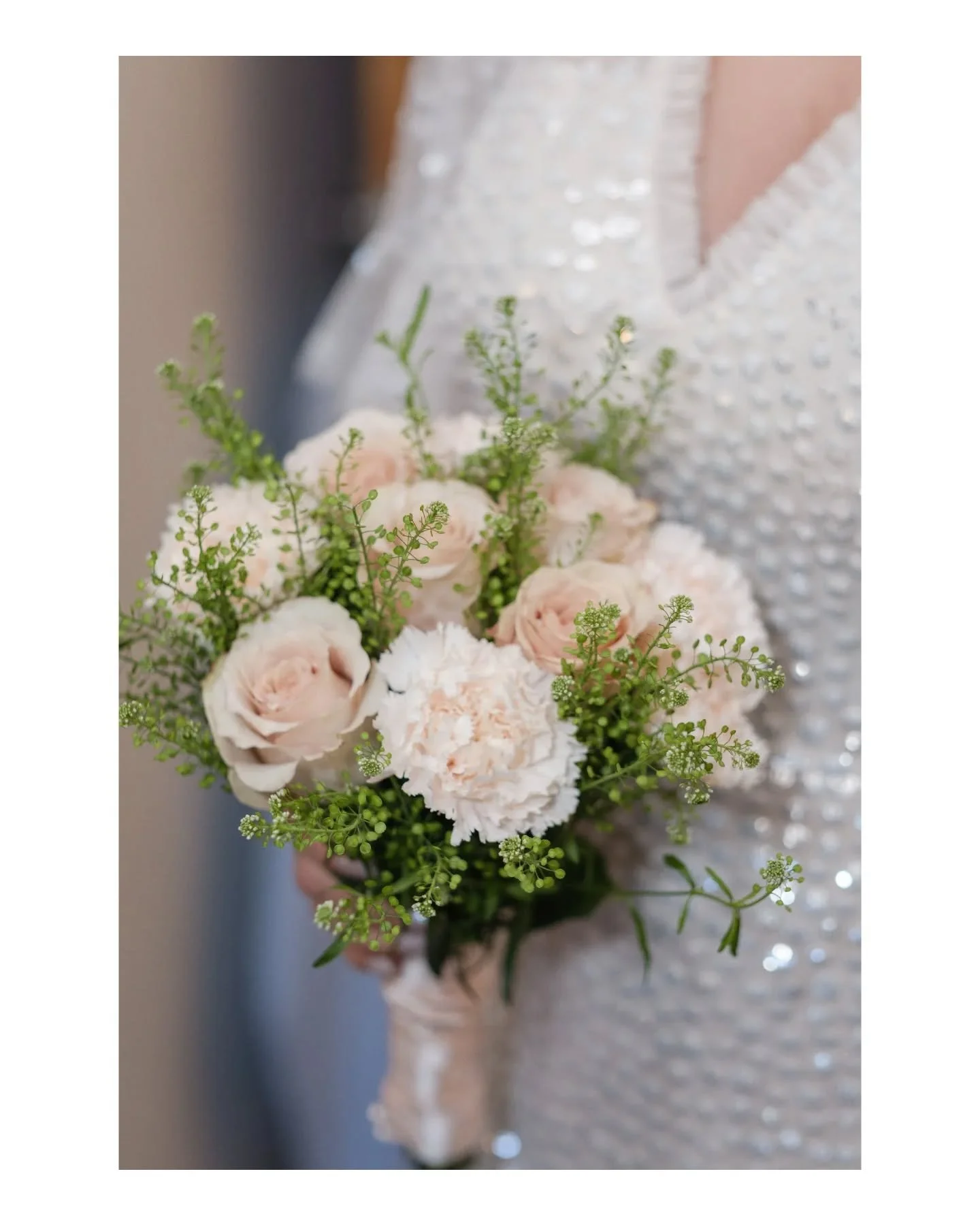 The flowers fade and the confetti gets swept away, but they live on forever in the gallery. 🥀✨ Just delivered this beautiful album and I had to pause to appreciate the wedding details.
From the texture of the bridal bouquet to the chaos of the confe
