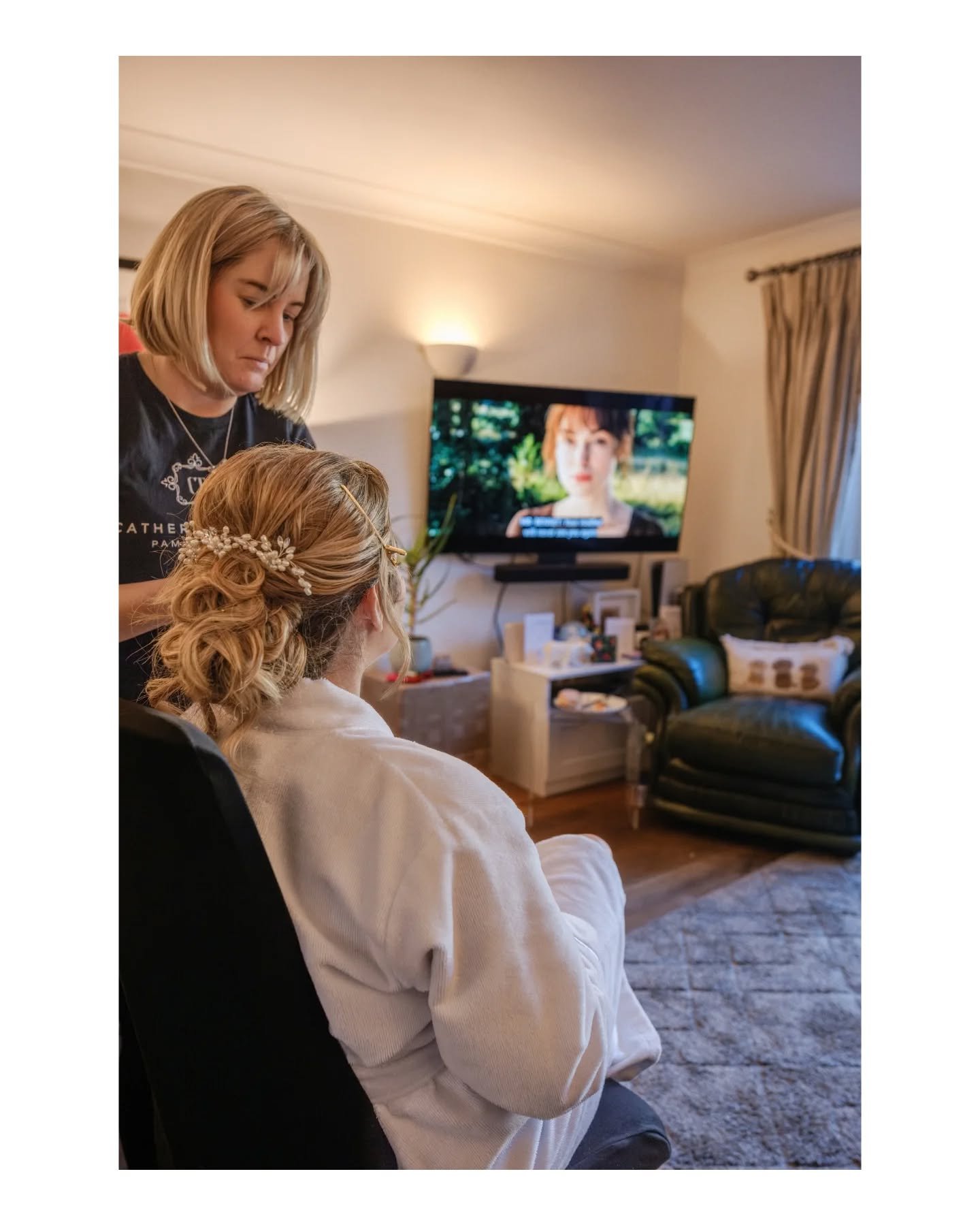 If Pride and Prejudice is playing in the background while you get ready, you just know it&rsquo;s going to be a good marriage. 📖✨
There was such a calm, cinematic energy to Veronica&rsquo;s wedding morning. Just her, her family, @catherinetaylorpamp