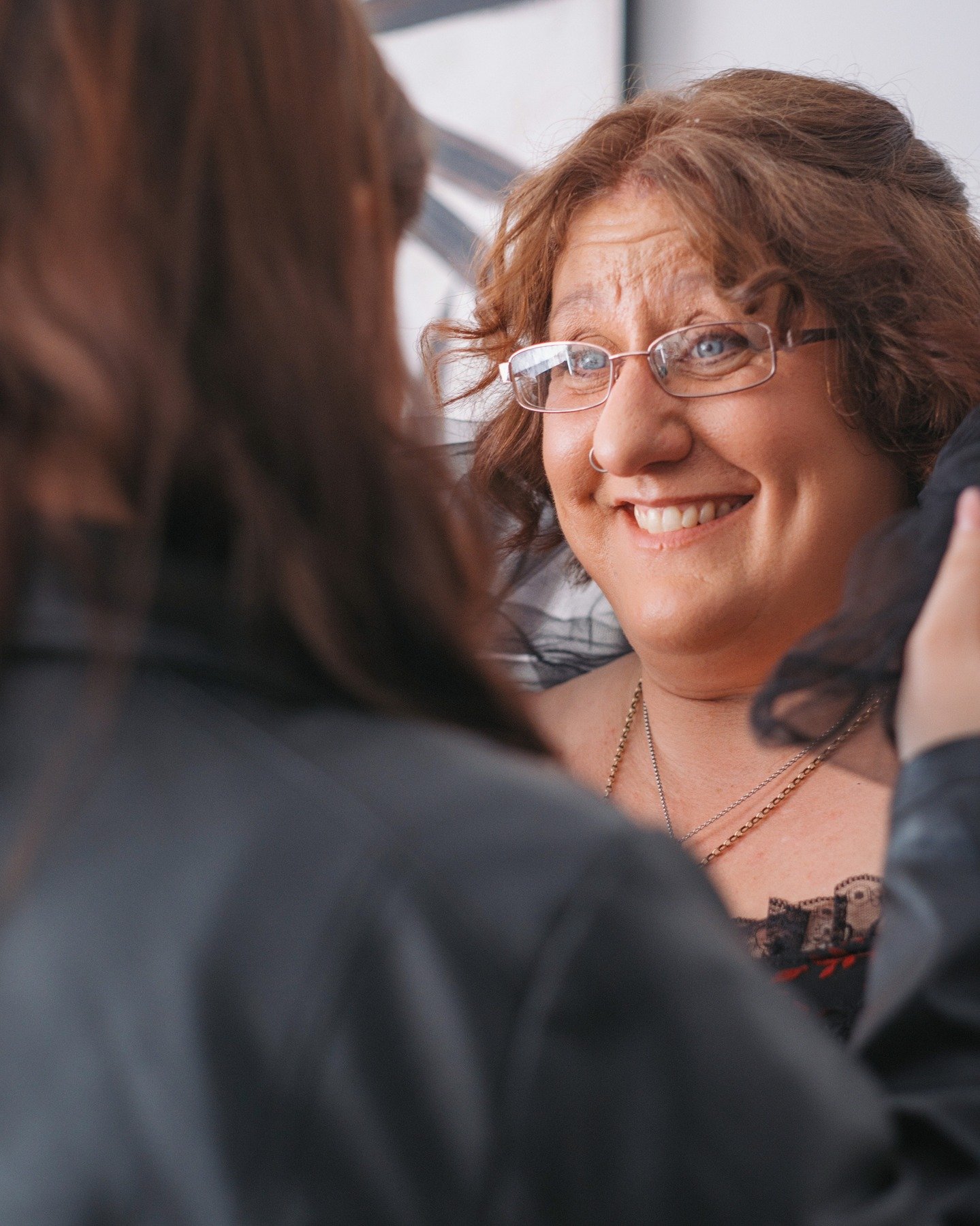 Whenever people ask why I take the time to photograph the little details, I think of moments exactly like this. 📸✨

While Kelly was sharing a beautiful, relaxed morning getting ready with her daughter, this locket was resting close to her heart. Mak