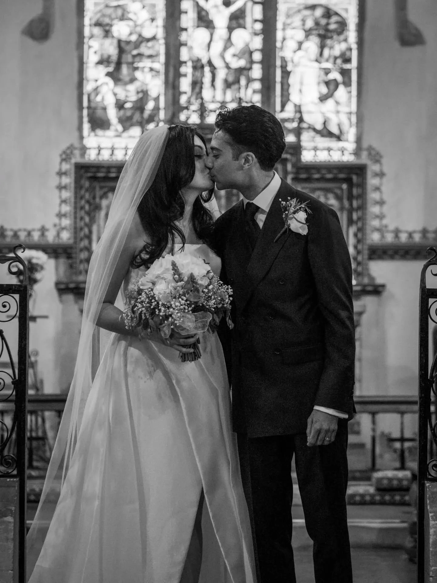Still buzzing from yesterday! ⚡️ A super early sneak peek for Louise and Evian from their epic Northamptonshire wedding.
I love giving my couples a next-day preview, but for these two, we took it a step further&mdash;they actually got a printed copy 
