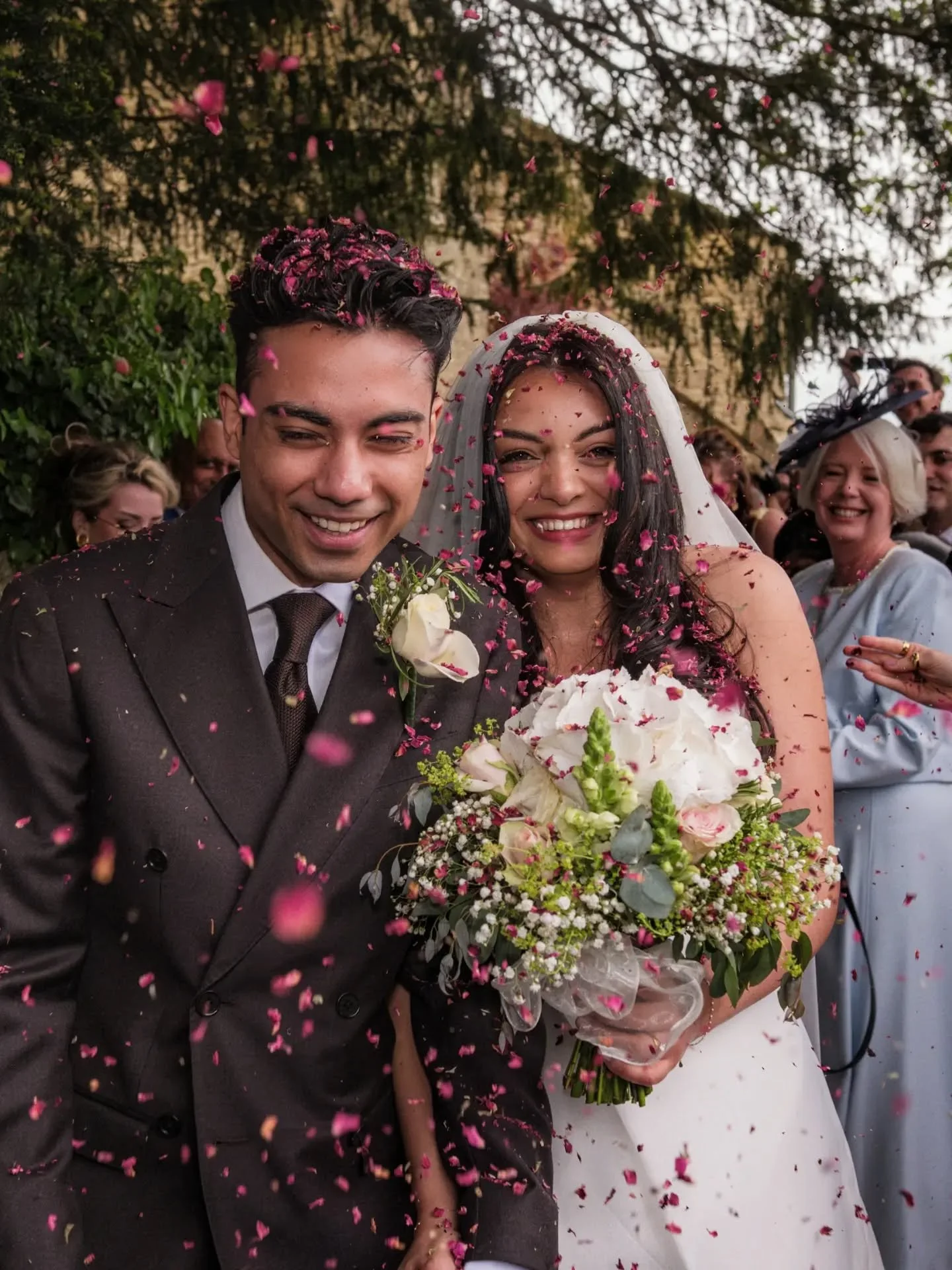 You can literally never have too much confetti. 🎉🌸
I couldn't resist sharing just one more sneaky peek from Louise and Evian&rsquo;s Northamptonshire wedding yesterday. Going straight from the quiet, traditional moments at the altar into the absolu