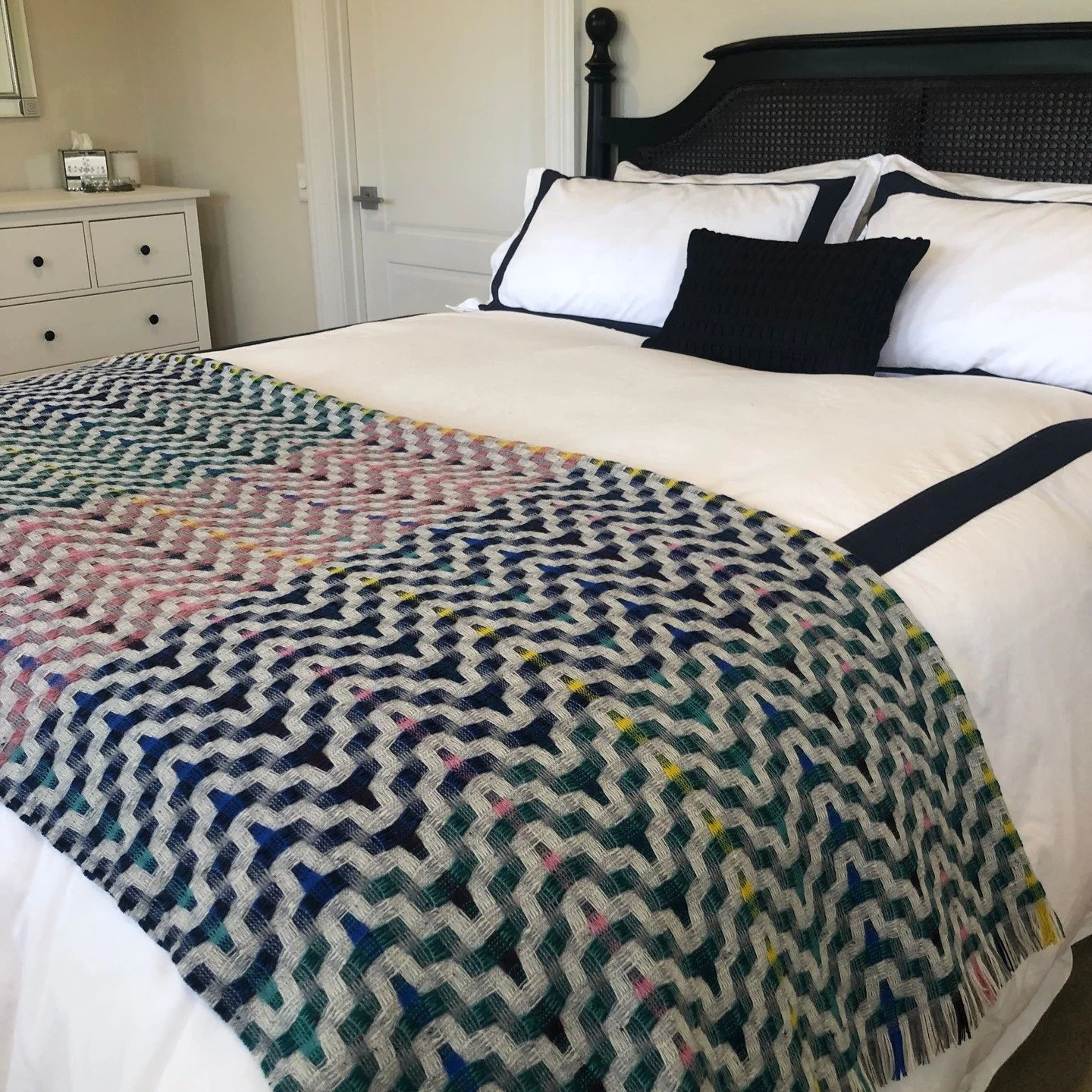 ✨Customer photos ✨ Nothing cosier than our Greenwich Throw in Peacock, looking right at home in this beautiful space. Thank you to our lovely customer for sharing. #InteriorDesign #LuxuryLiving #TimelessDesign #BritishCraftsmanship #HeirloomQuality #