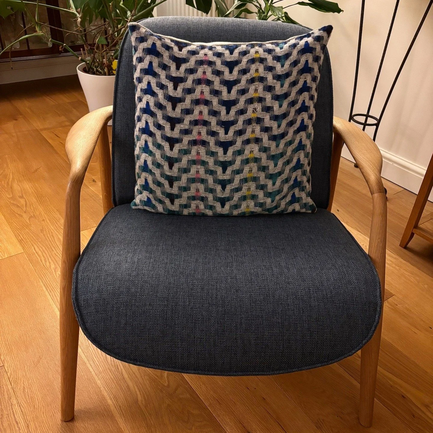 🌟 Customer Photos ✨
There&rsquo;s nothing better than seeing my pieces styled in your homes 💚
Our Greenwich Collection Cushion in Jade &amp; Peacock (50 &times; 50 cm) looks stunning on this gorgeous chair. #CushionLove #ScatterCushions #LuxuryCush