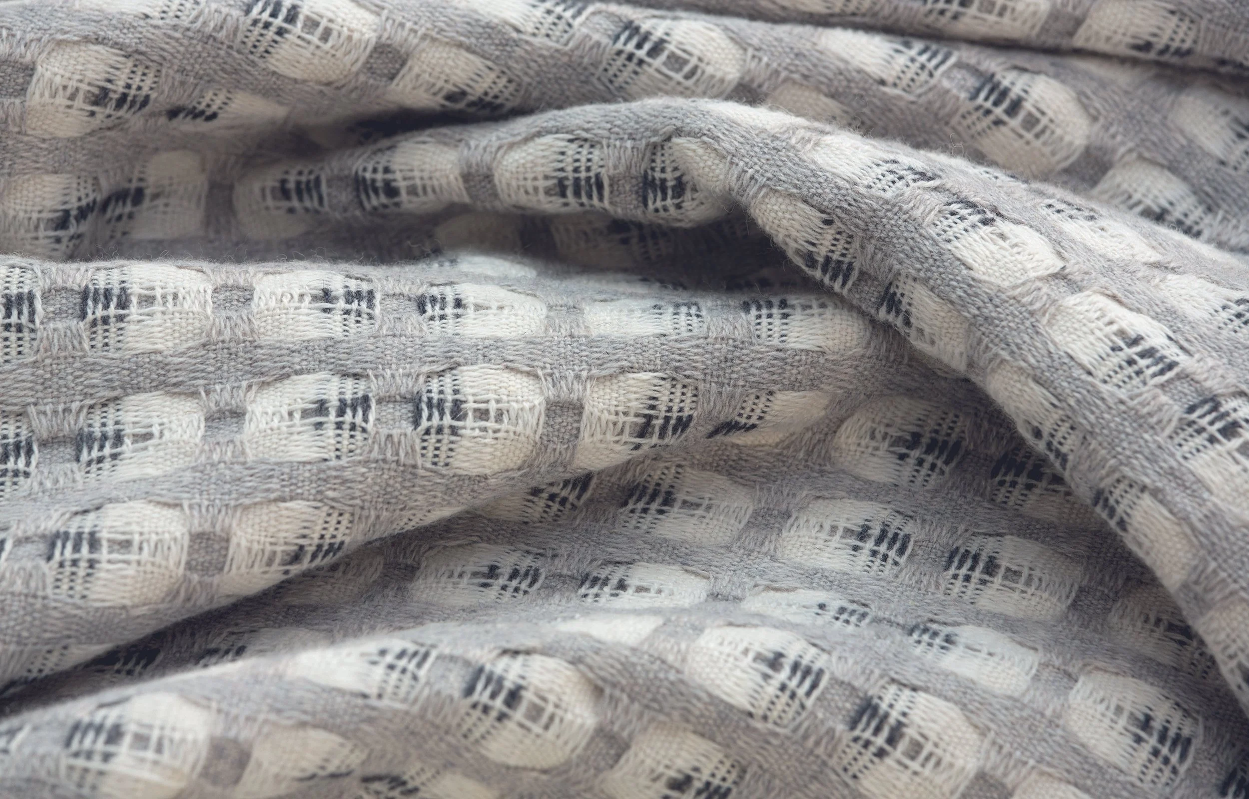 THRKLA001GRY-UK_Klara_200x200cm_Lambswool_Throw_Silver_Grey_PR07.jpg