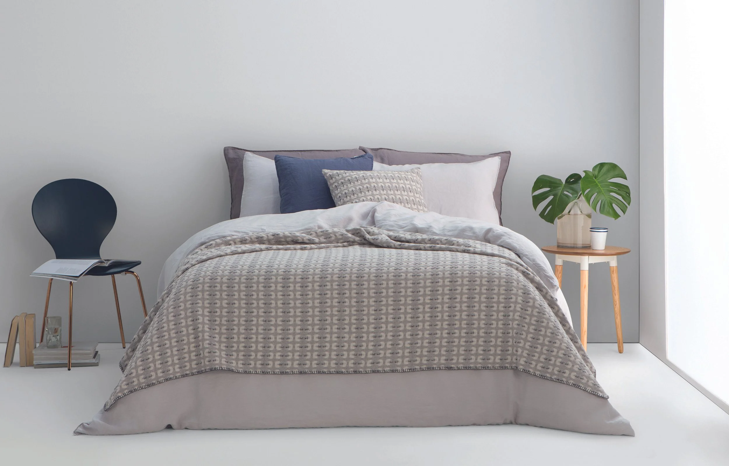 THRKLA001GRY-UK_Klara_200x200cm_Lambswool_Throw_Silver_Grey_PR04.jpg