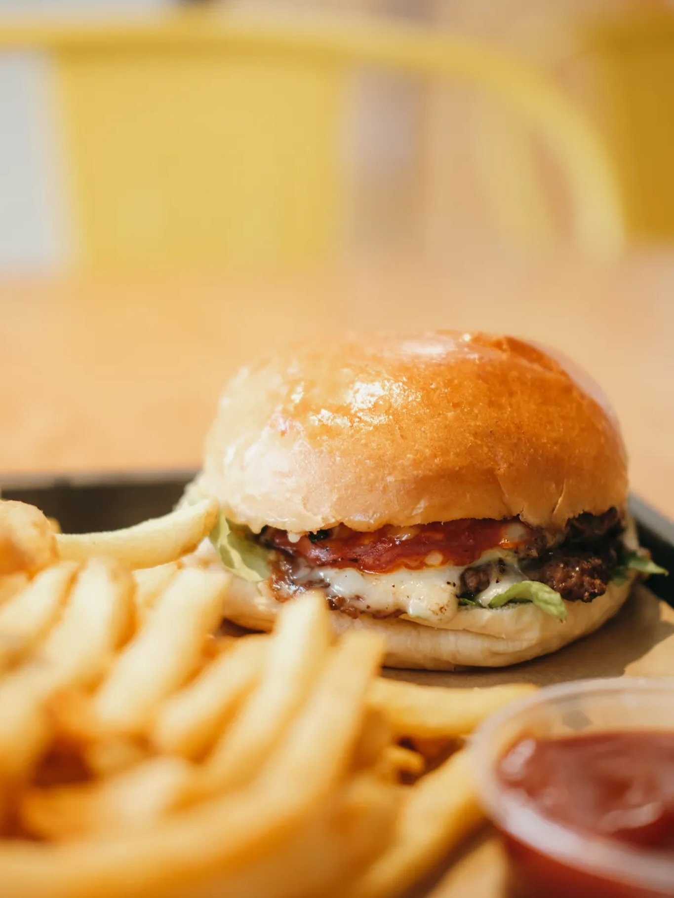 Le soleil revient et notre burger du moment est l&agrave; pour vous r&eacute;galer 🌞
Il a le go&ucirc;t des beaux jours, des ap&eacute;ros en terrasse et des envies de gourmandise bien relev&eacute;e !
2 steaks smash&eacute;s, du chorizo pour le piq