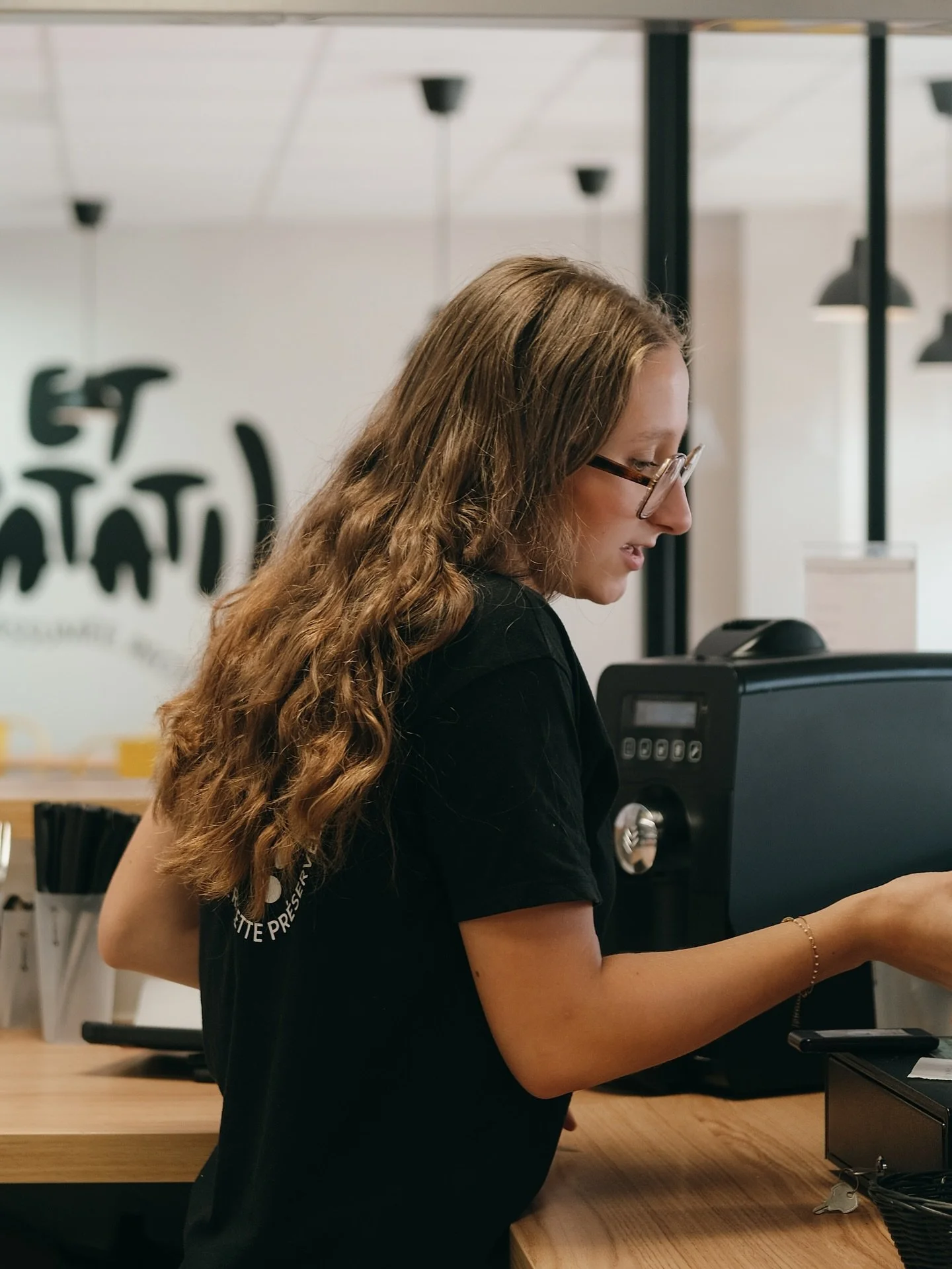 PR&Eacute;SENTATION &Eacute;QUIPE &ndash; GLANIE 

Chez Et Patati, on aime mettre en avant celles et ceux qui font vivre la friterie au quotidien 🙌
Aujourd&rsquo;hui, on vous pr&eacute;sente Glanie : elle fait partie de l&rsquo;&eacute;quipe depuis 