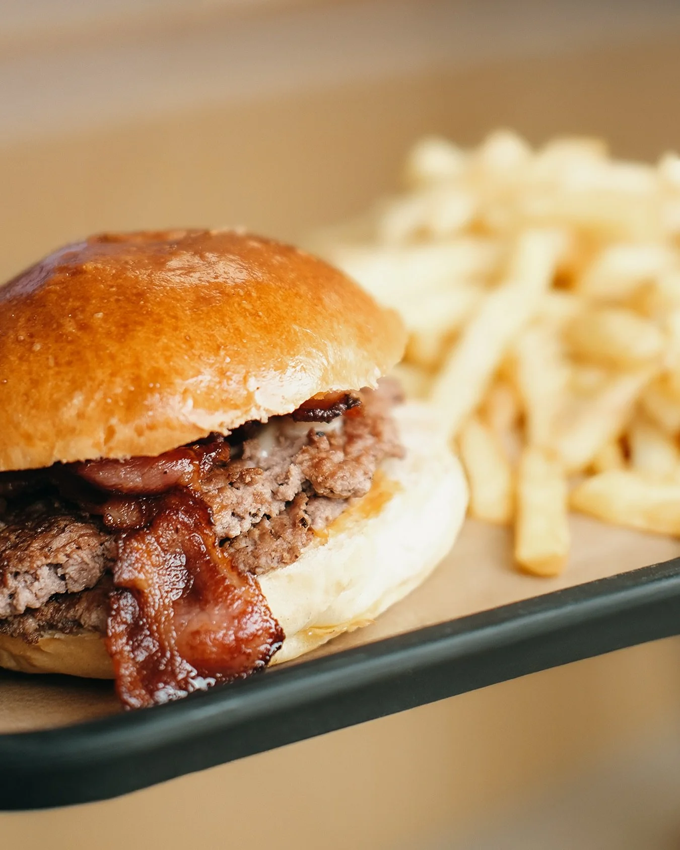 Un Apollo avec des frites 🚀
Prenez place pour un d&eacute;collage gourmand
Pain burger Auguste &amp; Ferdinand avec deux steak smash&eacute;s, de la poitrine fum&eacute;e et des oignons rouges. Une belle dose de maroilles et notre incontournable sau