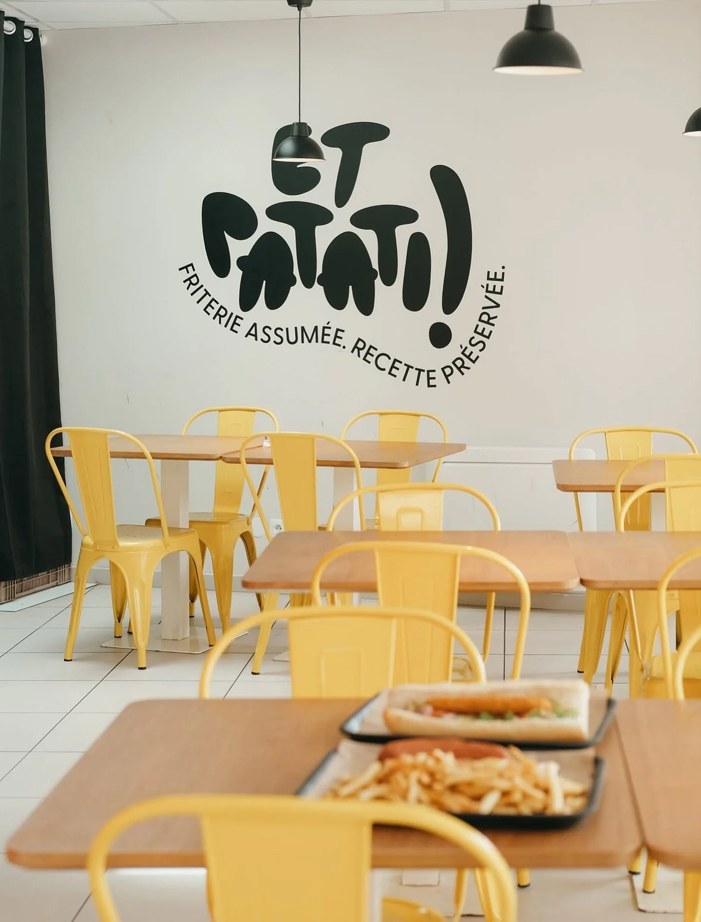 UN BON REPAS ? 🍽️
Chez Et Patati, on ne fait pas que de l&rsquo;emporter !
Profitez de notre salle chaleureuse pour savourer vos burgers, sandwiches, frites maison (et desserts
😋) sur place, en famille, entre amis ou m&ecirc;me en solo.
Un bon repa