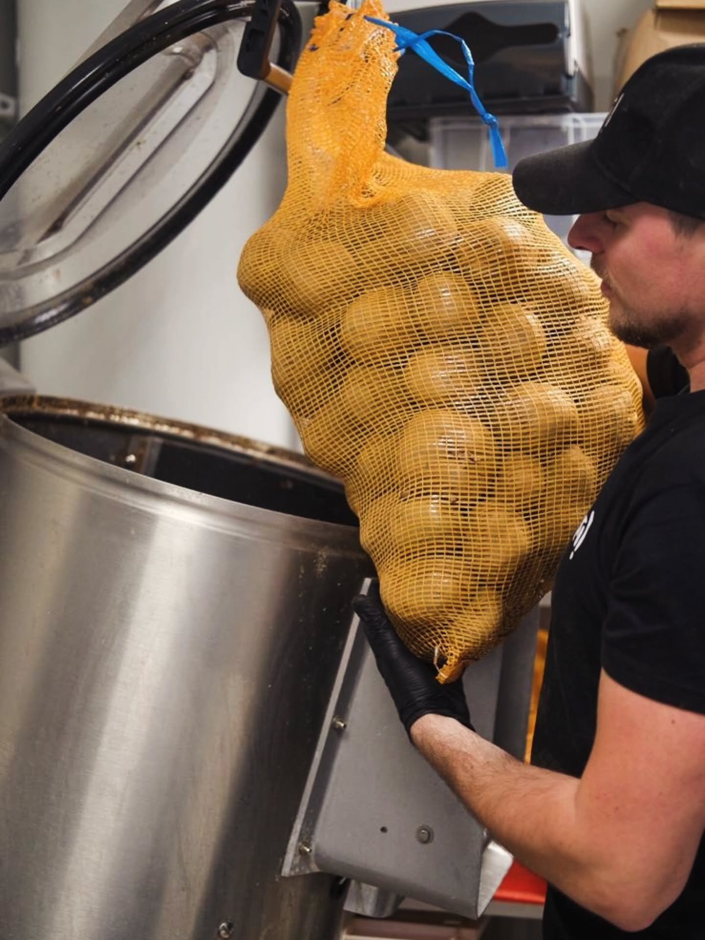 Chez ET PATATI, nos frites sont &eacute;pluch&eacute;es, coup&eacute;es sur place pour r&eacute;galer vos papilles. 🍟

Elles sont livr&eacute;es chaque semaine par notre agriculteur @la_ferme_dubus 🚜

De la pomme de terre jusqu'&agrave; vos barquet