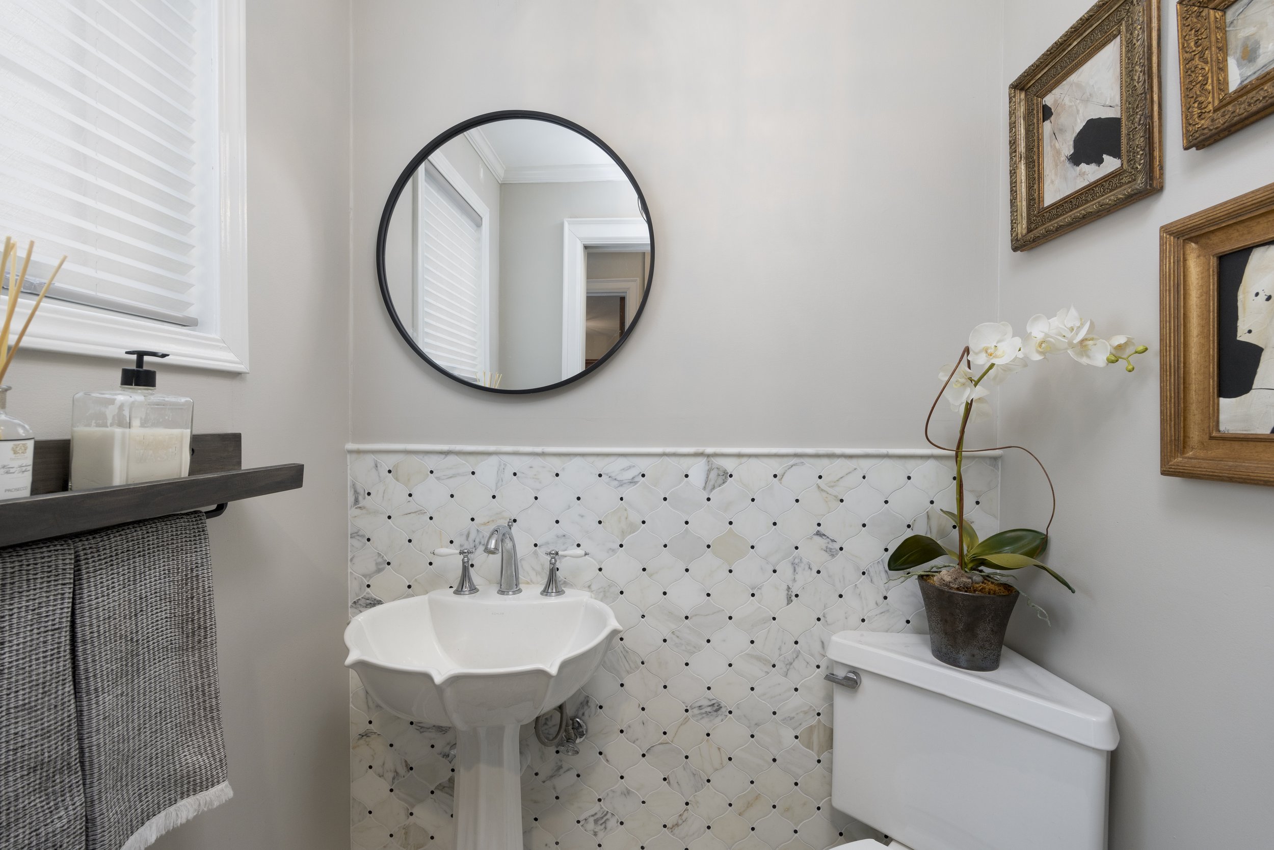 16-Bathroom.jpg