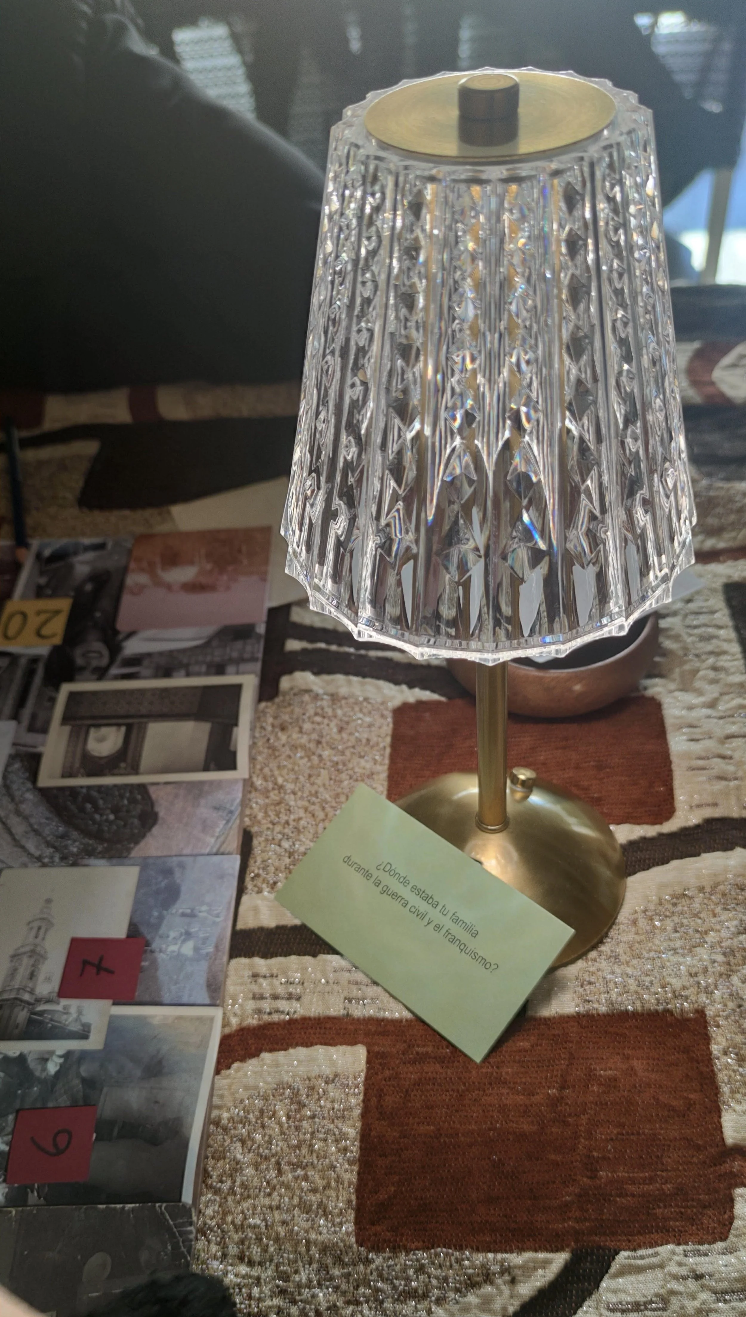 Juego de mesa con luz pequeña y calida donde un anciano y un joven comparten recuerdos de la guerra civil y la posguerra. una experiencia de memoria historica que se trasforma en un taller sensorial y de propuesta de teatro sensorial. La inefable