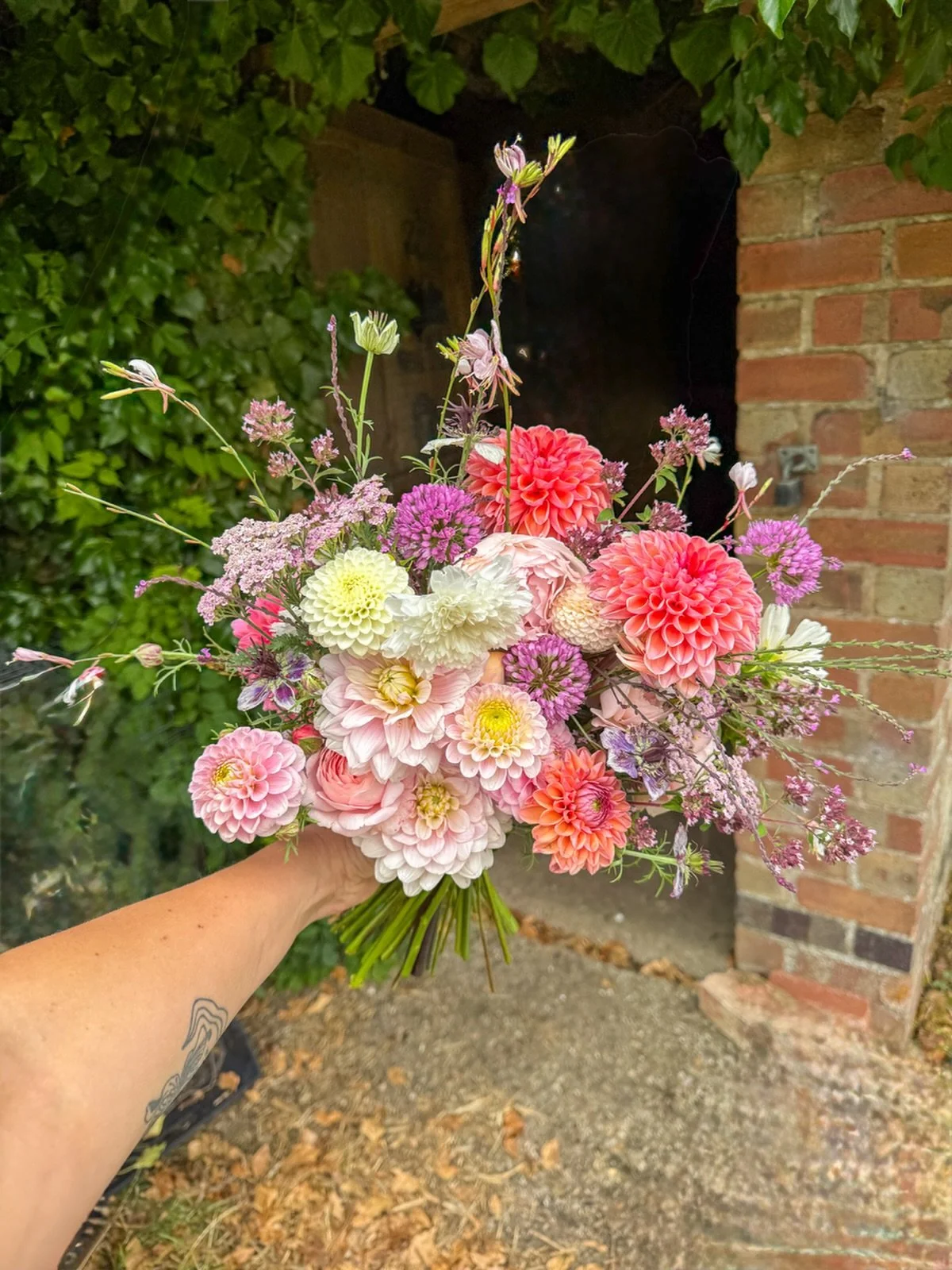 A dahlia filled cutie 🎀

Flowers grown by @whitegooseflowerfarm 
Freelancing for @whitegooseflowerfarm 

#julybridalbouquet #dahliabridal #dahliabridalbouquet #dahliawedding