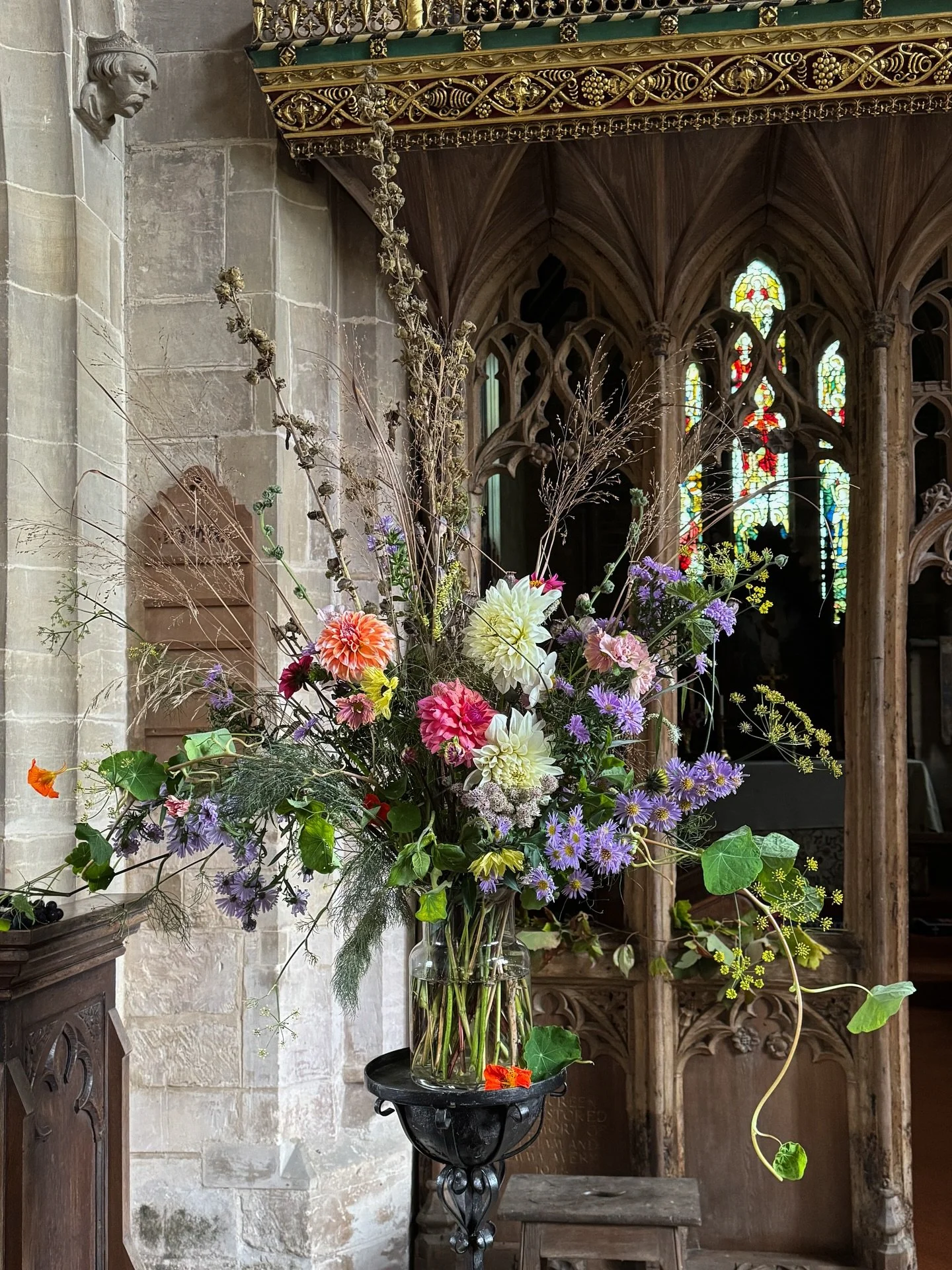Harvest Flowers for St Bartholomew&rsquo;s Church last month 🌾🍇

Flowers grown by the team at @whitegooseflowerfarm and me.