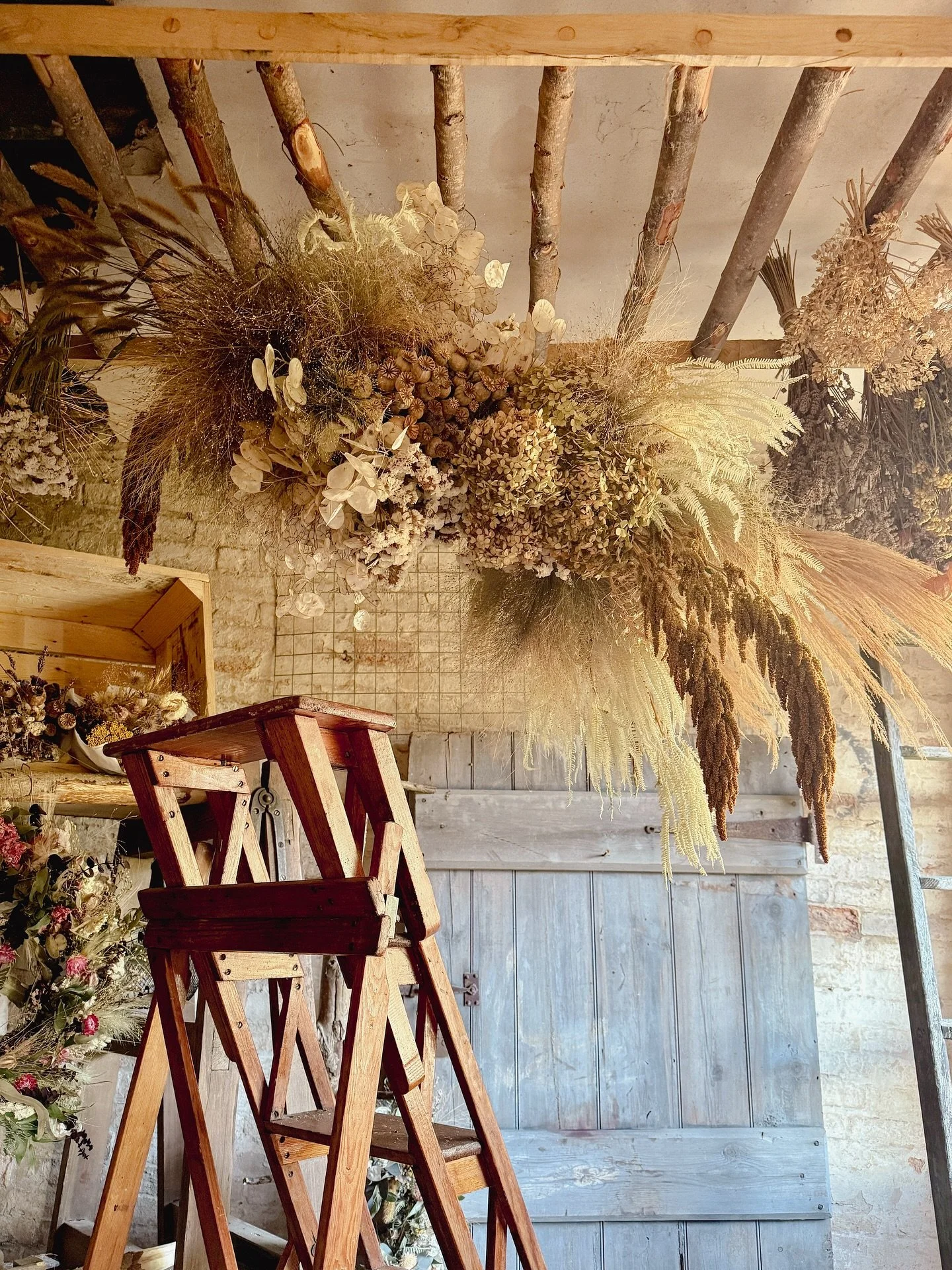A dried flower cloud for @whitegooseflowerfarm. 

Hydrangea, poppy heads, honesty, amaranthus, statice and grasses on a chicken wire base.