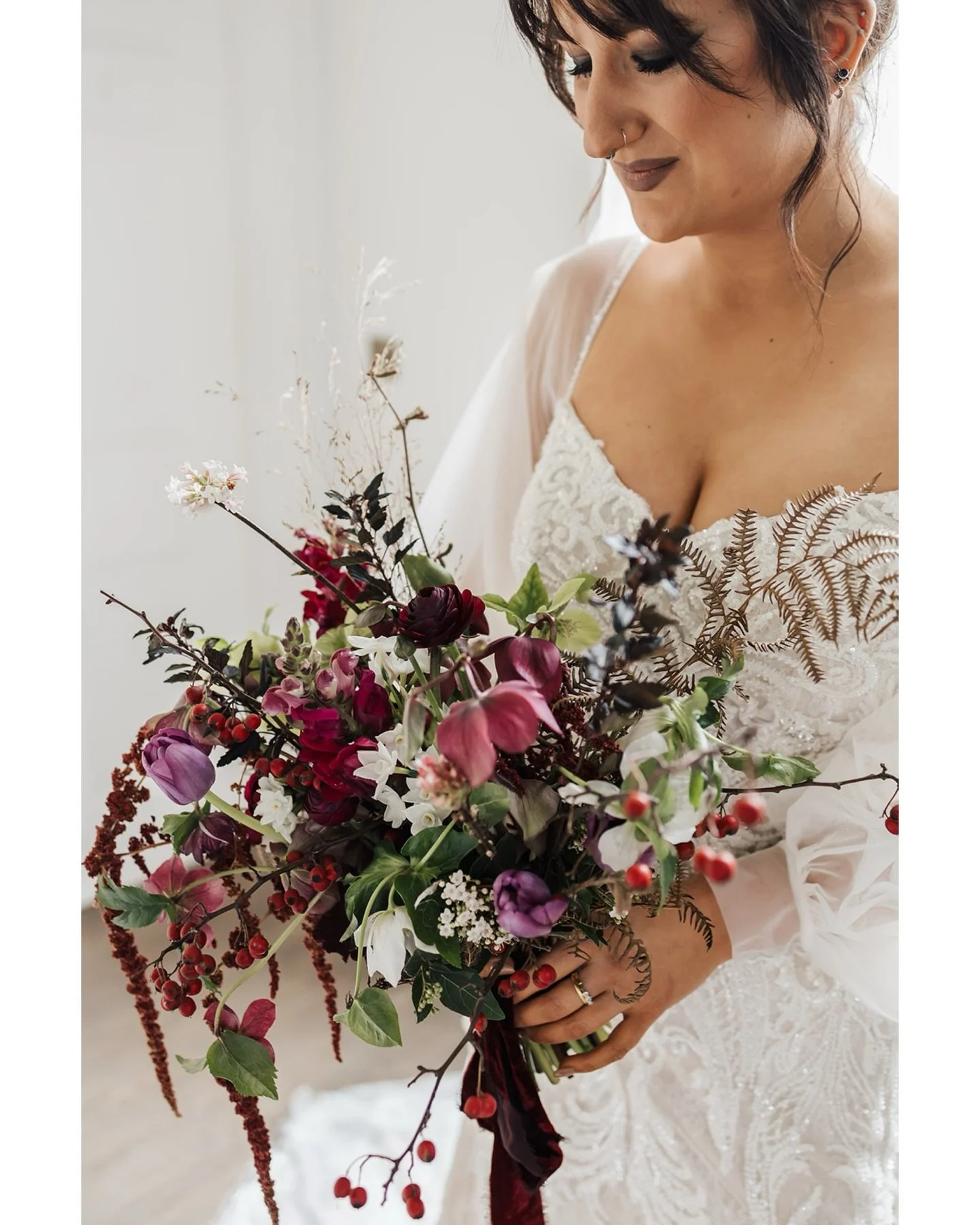 E+R. 11.12.25.

A beautiful December day at @aswarbyrectory photographed by @capturedbyemmajayne. 

This one pushed me creatively - fewer flowers, less obvious abundance, and a brief that asked for opulent, rich, dark romance. When you work only with