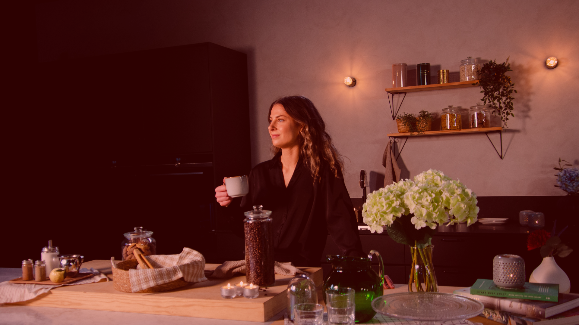 En person som dricker kaffe i köket