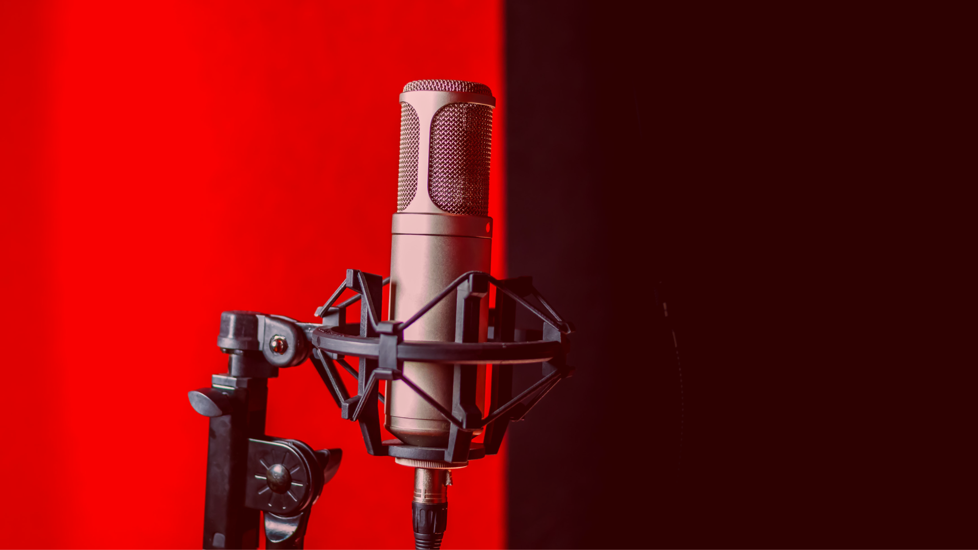 mikrofon med röd bakgrund