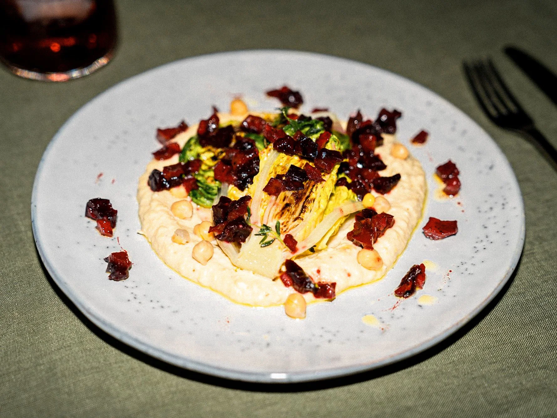 Rezept für gebratenen Romana Salat mit Hummus und Verrano — Verrano Rezept für gebratenen Romana Salat mit Hummus und Verrano — Verrano