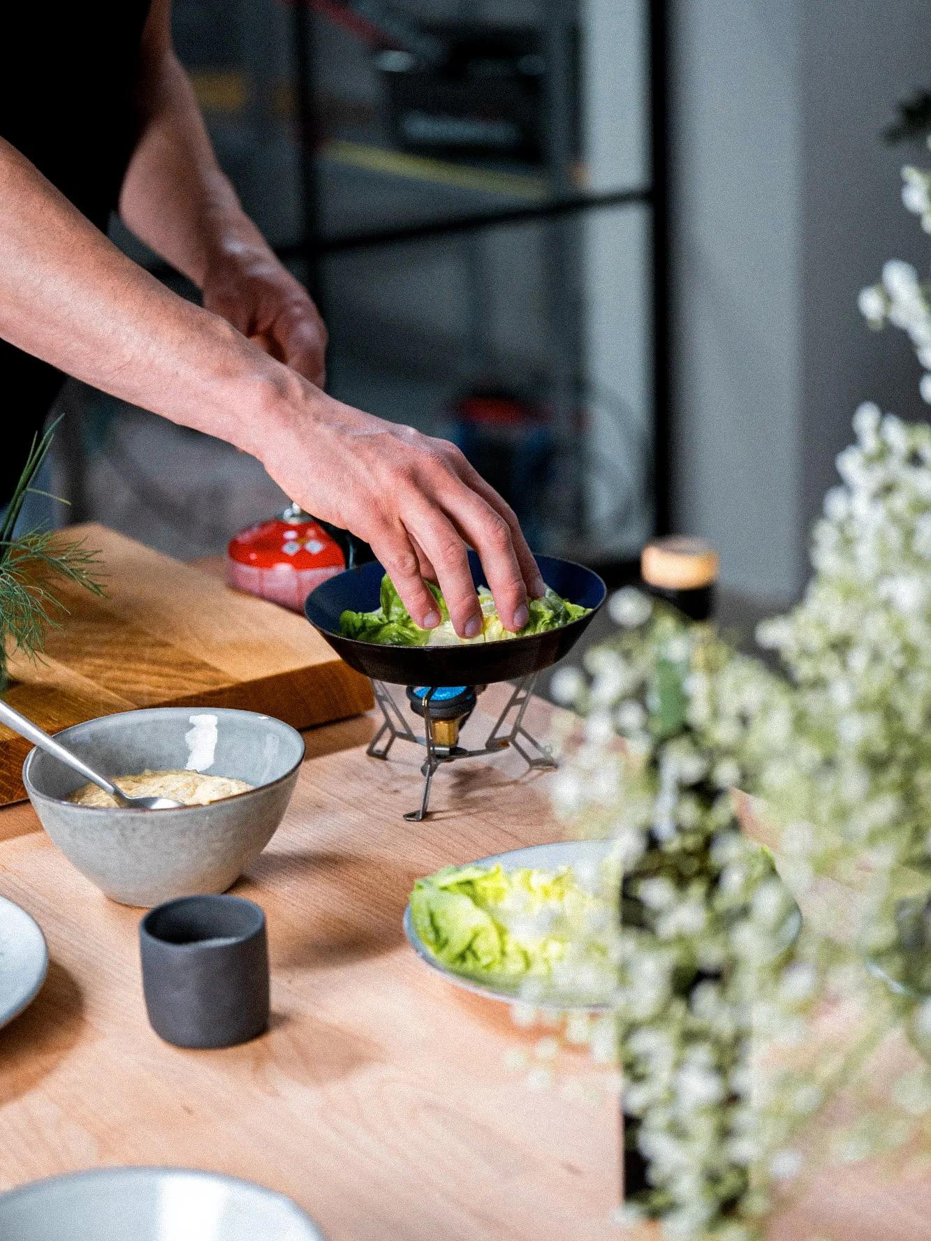 Rezept für gebratenen Romana Salat mit Hummus und Verrano — Verrano