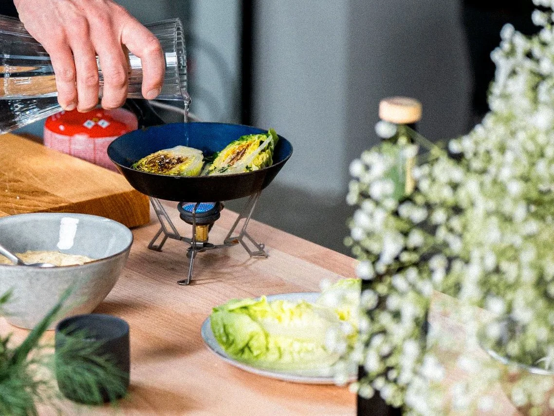 Rezept für gebratenen Romana Salat mit Hummus und Verrano — Verrano Rezept für gebratenen Romana Salat mit Hummus und Verrano — Verrano