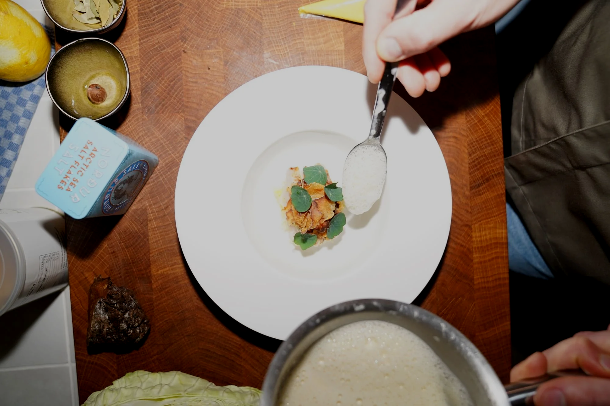 Geflämmter Stör, Beurre Blanc, Spitzkohl, Extra Reifer Sellerie