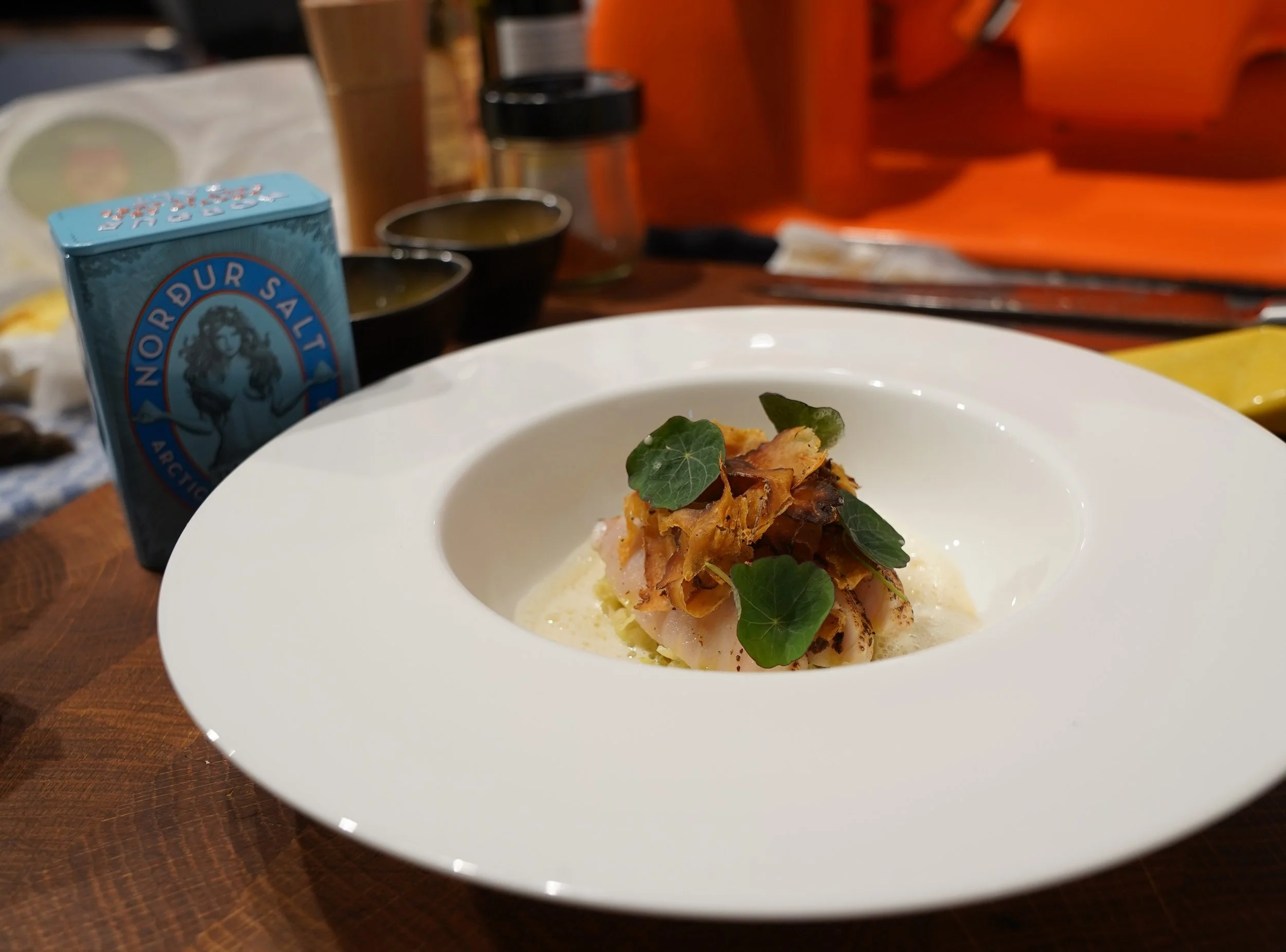Geflämmter Stör, mit gehobltem Sellerie Verrano, Fleur de Sel