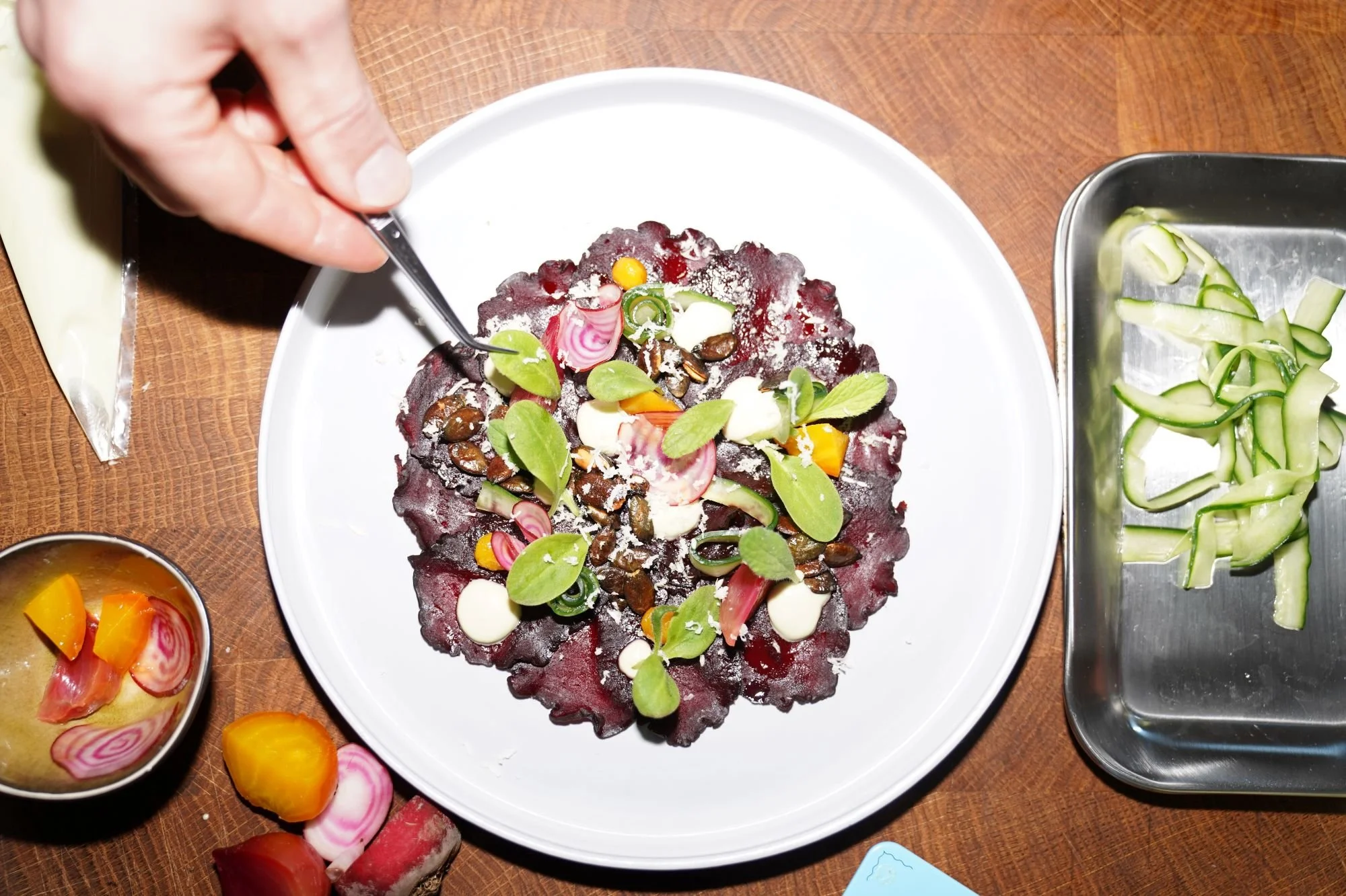 Schickes Verrano Rote Beet Crpaccio mit Boretsch, Kürbiskernöl und Creme fraiche