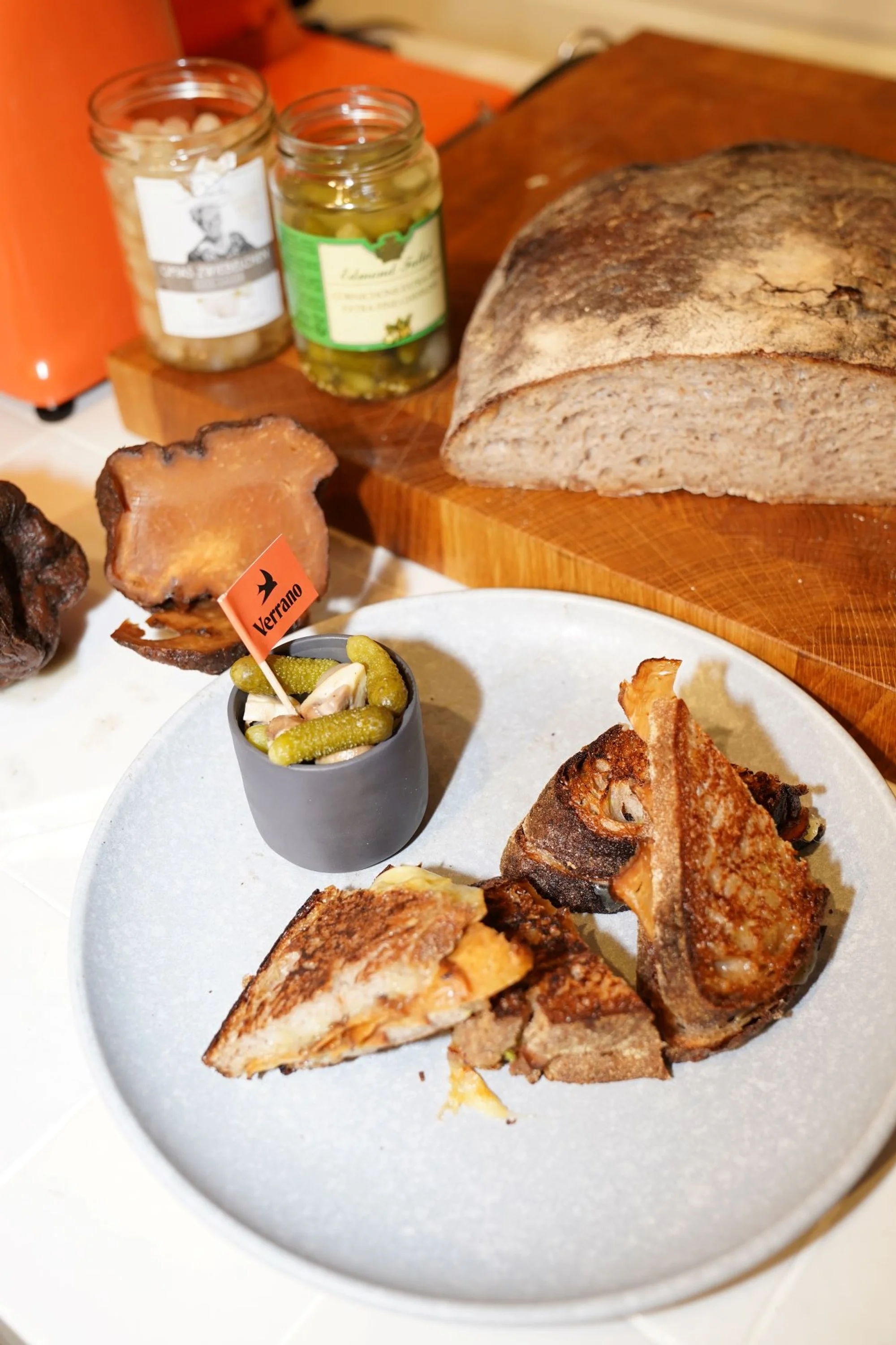 Lecekres Grilled Cheese Sandwich mit Steckrüben Verrano und Pickles