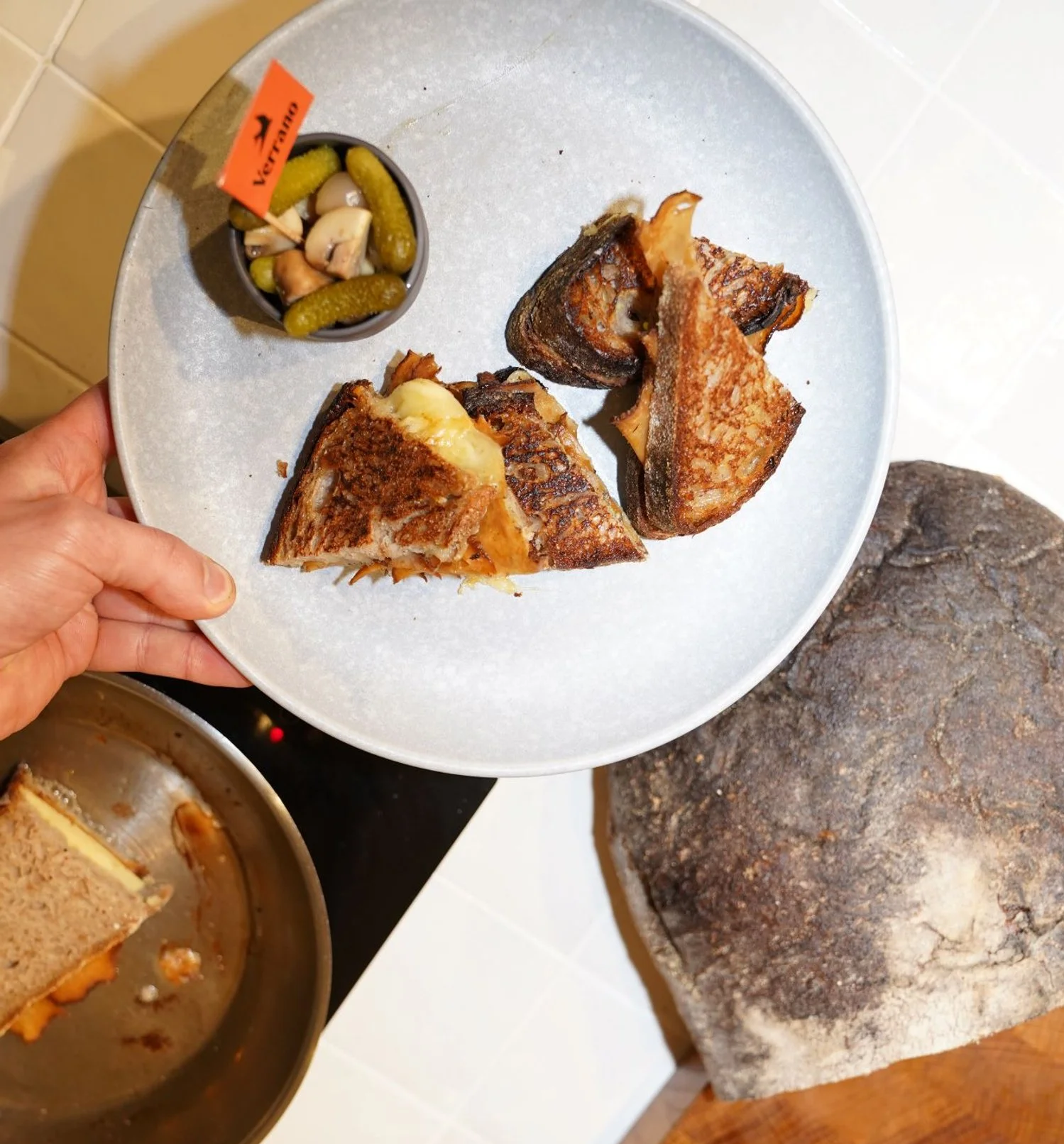 Leckeres Grilled Cheese Sandwich mit Steckrüben Verrano wird serviert