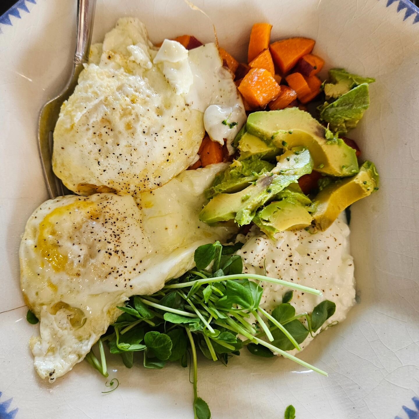 Yummy breakfast bowl!  Heading to Pleasanton market with eggs and meat.

#shellysfarm #pleasantonfarmersmarket