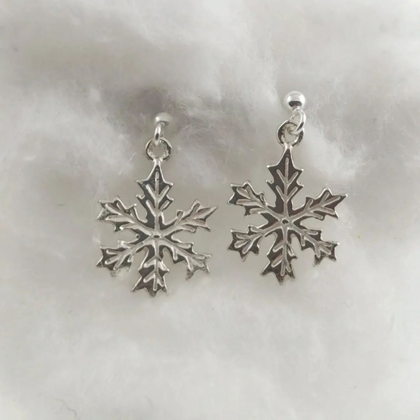 Vi smyckar oss i vintertid. Sn&ouml;stj&auml;rna, &ouml;rh&auml;ngen i 925 stearling silver finns &auml;ven i som halssmycke och ring.
.
.
.
#trolltrummantarnaby #vinter #925silver #hemavantarnaby