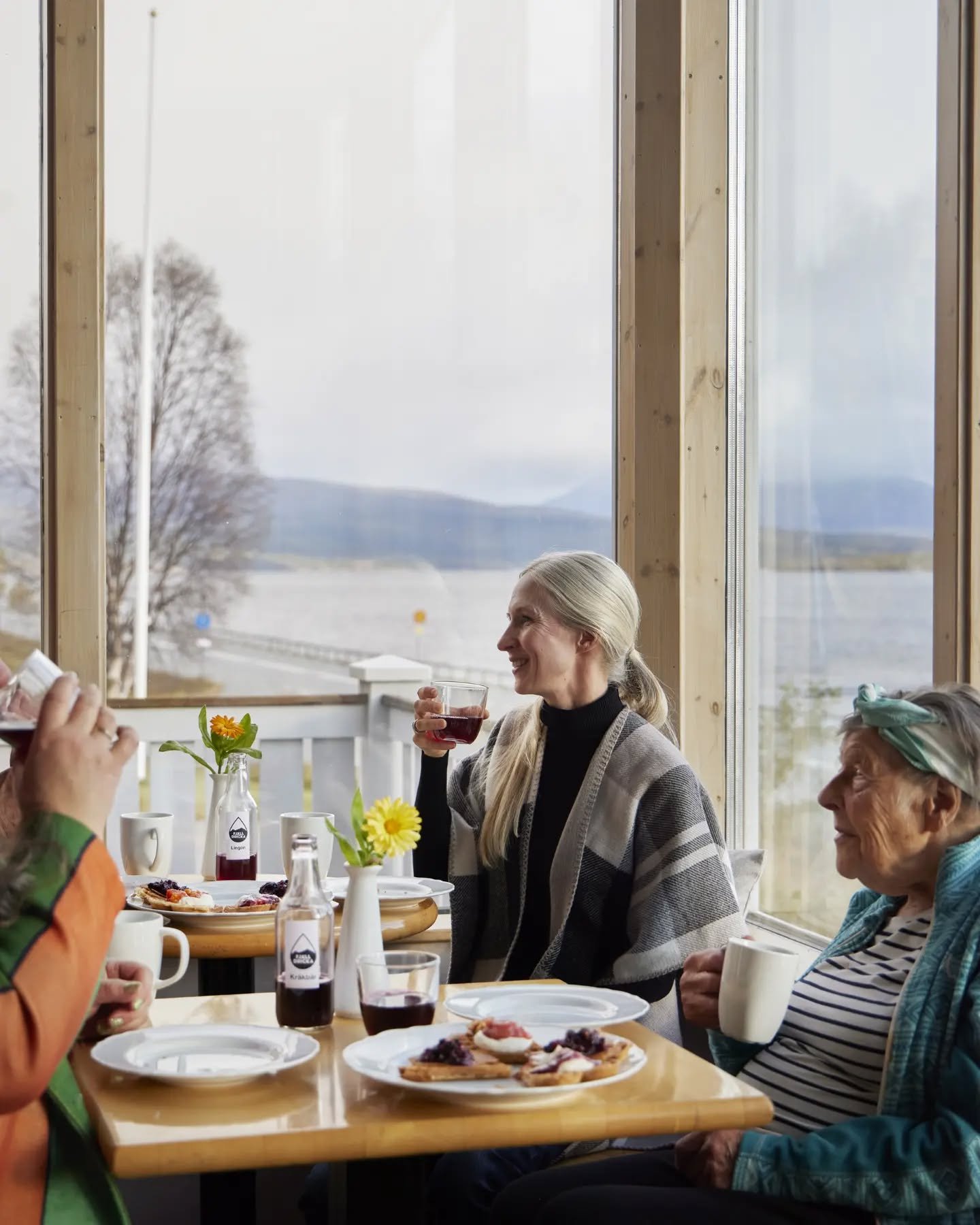 Vad passar b&auml;ttre &auml;n att avsluta veckan med att tr&auml;ffa v&auml;nner p&aring; fika eller lunch. Vi har soppa, hembakat fikabr&ouml;d och en alldeles fantastisk utsikt &ouml;ver Ryfj&auml;llet. V&auml;lkommen!
Foto: Erik Olsson 
.
.
.
#ka