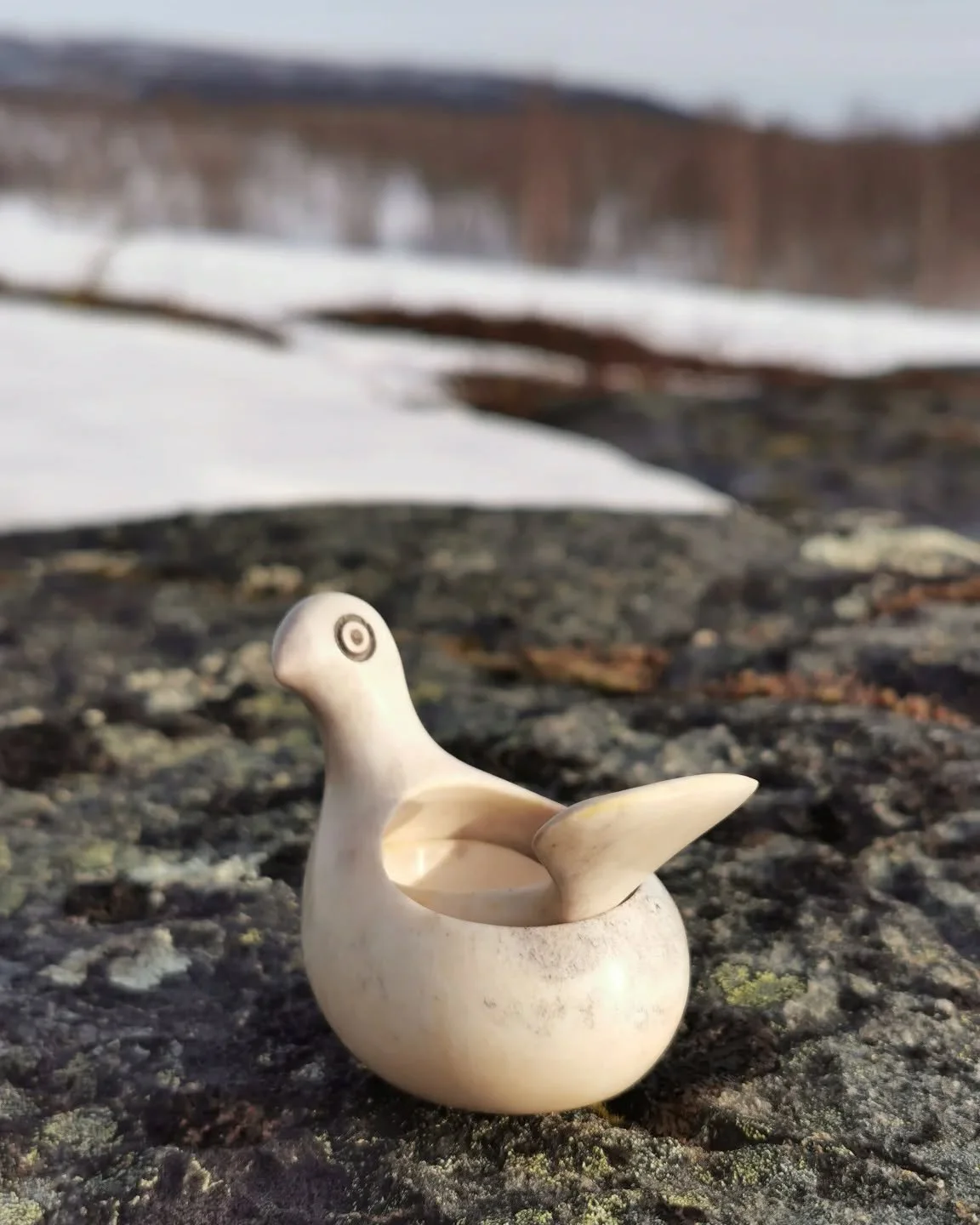 Saltripa i renhorn av Lars Pirak (1932-2008). En duodji-klassiker och ikonskt sl&ouml;jdalster som uppm&auml;rksammats l&aring;ngt utanf&ouml;r Sapmis gr&auml;nser.
V&auml;lkommen p&aring; invigning l&ouml;rdag 19/4
kl. 13.00 av v&aring;r minnesutst&