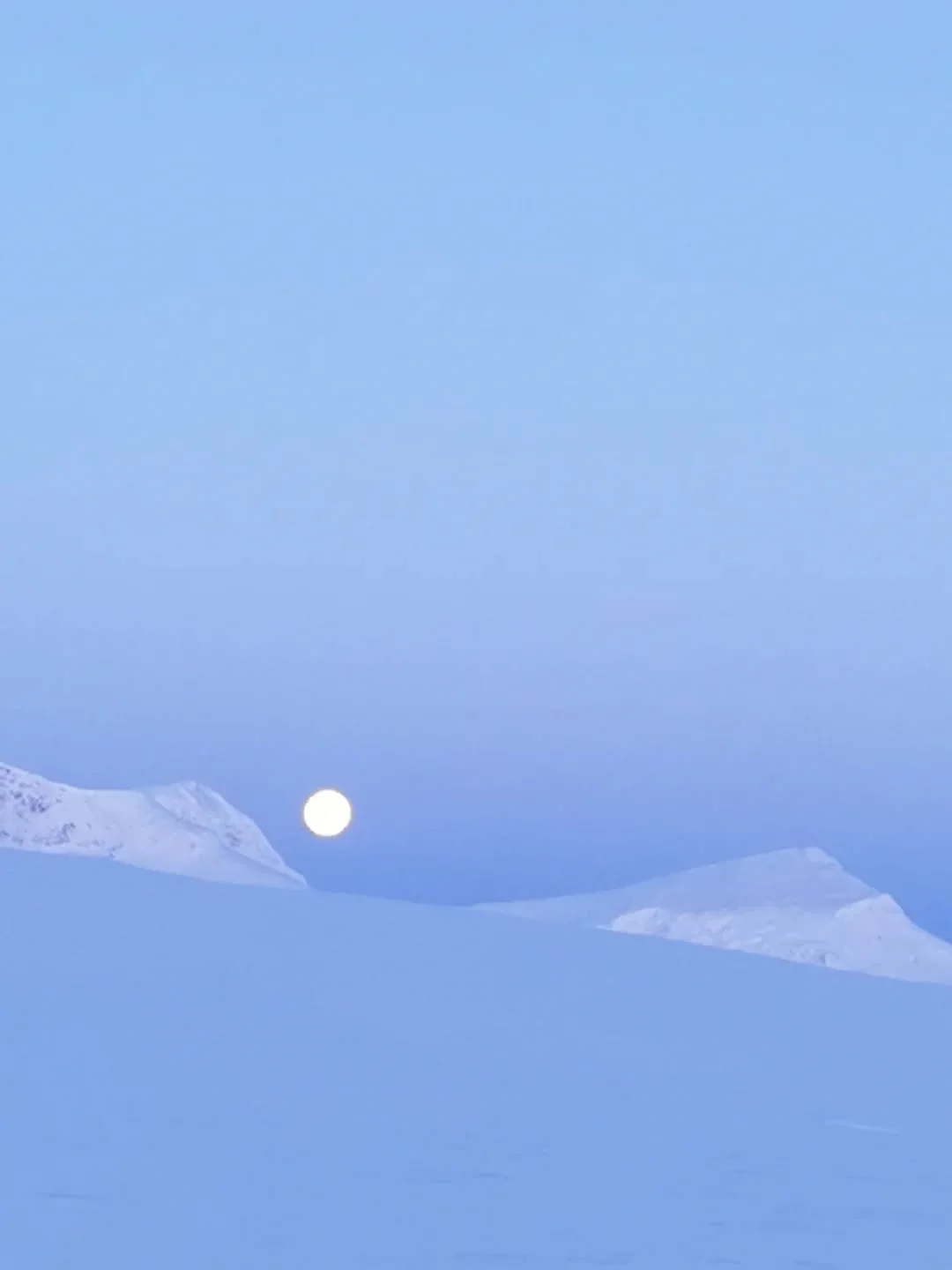 Magiska dagar i str&auml;ng kyla inleder det nya &aring;ret &aring;ret. Endast m&aring;nen &auml;r vaken men solen g&ouml;r mig s&auml;llskap under hemf&auml;rden i en fj&auml;llv&auml;rld som vilar i tystnad. Fylld av tacksamhet startar jag dagen oc