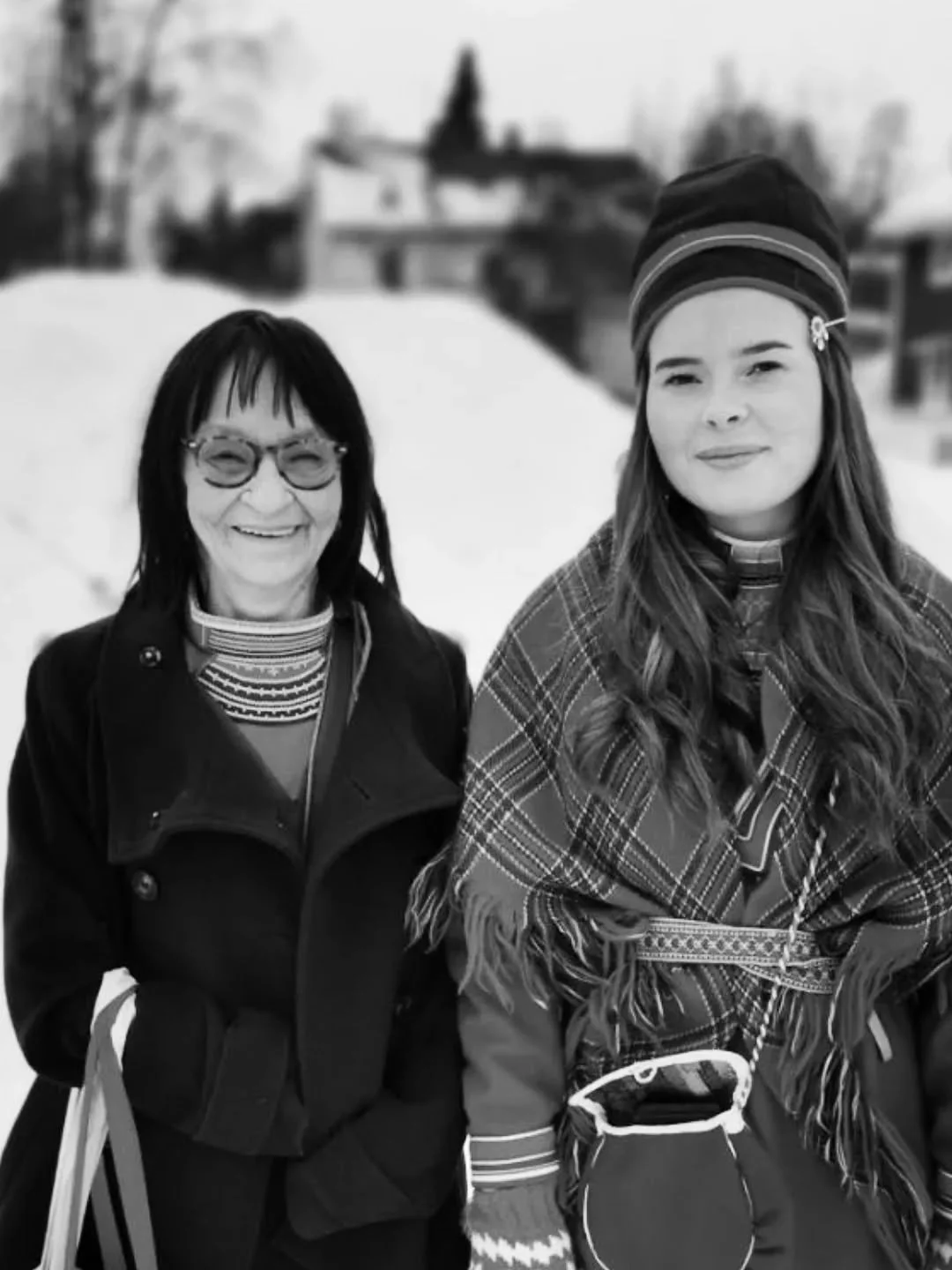 Vi gratulerar 2026 &aring;rs Asa Kitok stipendiat Svea L&auml;nta (till v&auml;nster) h&auml;r tillsammans med n&auml;sta generations sl&ouml;jdare, barnbarnet Siri L&auml;nta. Svea, f&ouml;dd Grahn 1946 i Kittellfj&auml;ll, tillh&ouml;r en generatio