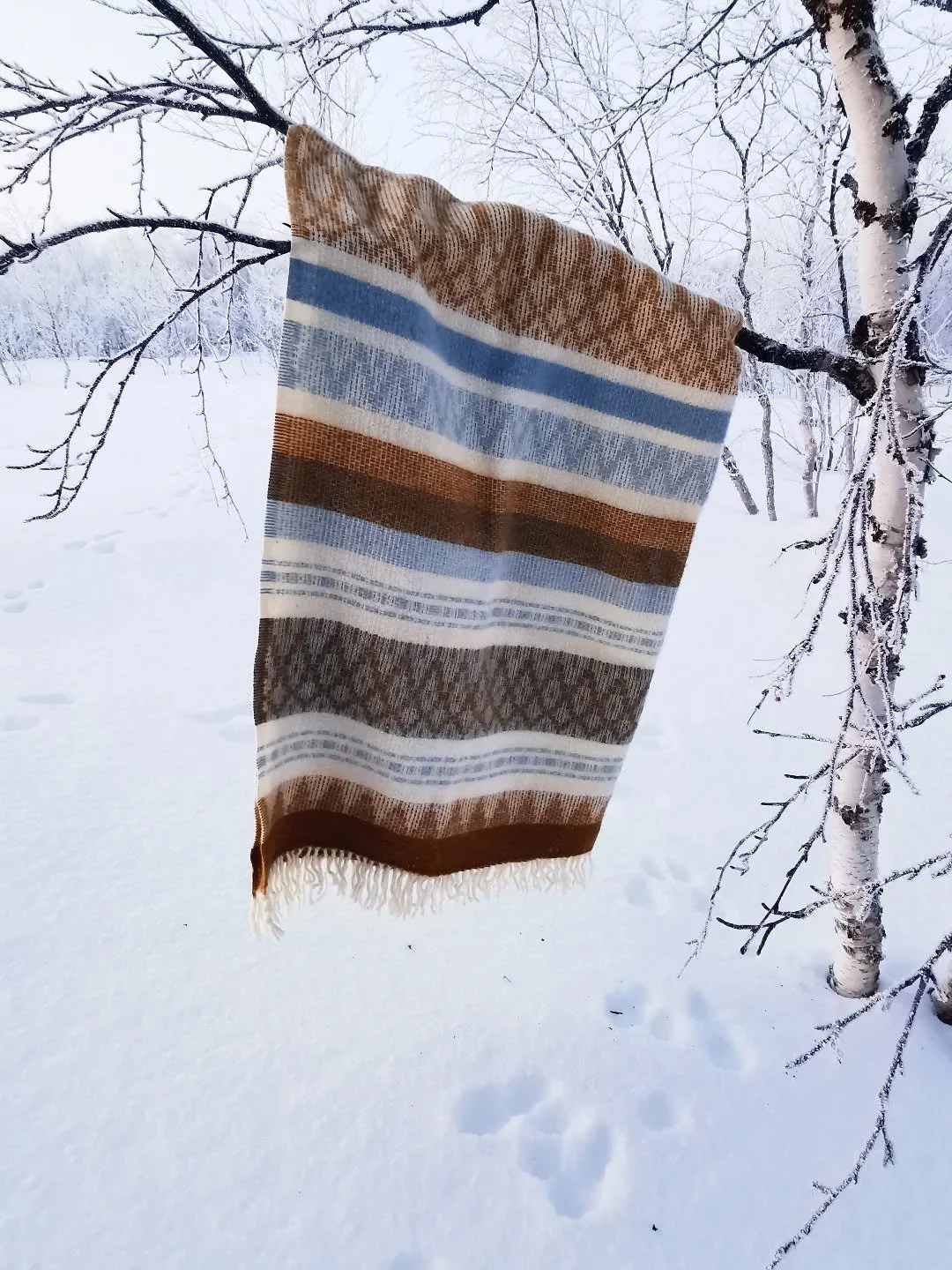 Pl&auml;d tillverkad av svensk ull fr&aring;n @klippanyllefabrik. Ull &auml;r en riktig superfiber och beh&ouml;ver s&auml;llan tv&auml;ttas. Fr&auml;scha upp din pl&auml;d genom att h&auml;nga den ute eller s&aring;, f&ouml;r oss som bor i norr, ge 