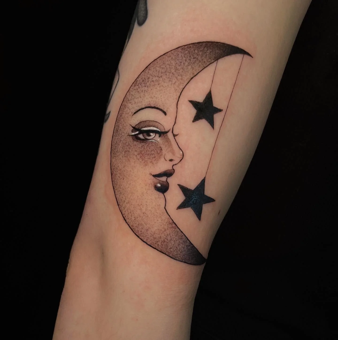 A moon to represent her great grandmother 🖤✨ @moon.punk thank you for being an amazing friend, assistant and client. Your love for twilight will always make me happy! Thank you dude 
.
⚔️Booking open for 2026 ⚔️