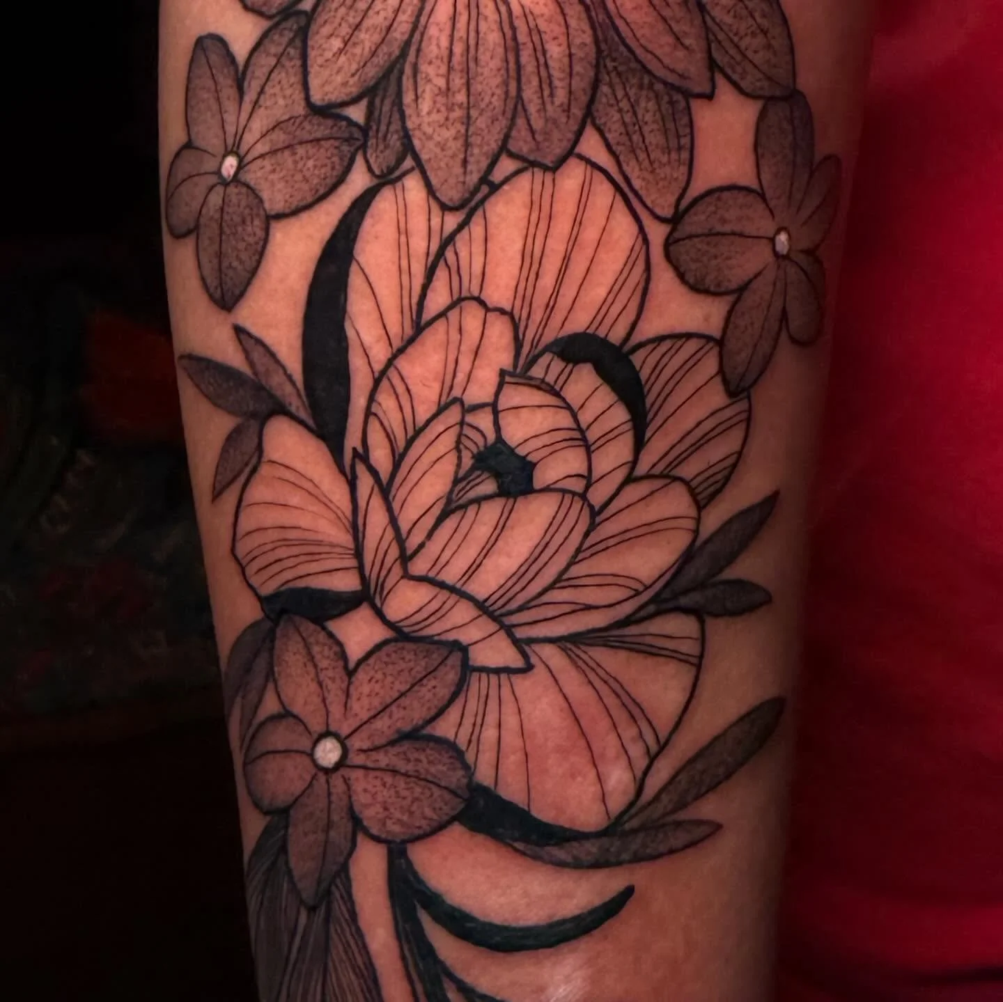 Some flowers for Sadie🌱✨🍓 I love floral tattoos so much! Always excited and thankful to do pieces like this. 
🌻🌻🌻🌻🌻🌻🌻🌻🌻🌻🌻🌻🌻🌻🌻🌻🌻🌻

Now booking for June, July and August! 
Please email to inquire:
reaganmauldintattoos@gmail.com

🌻?