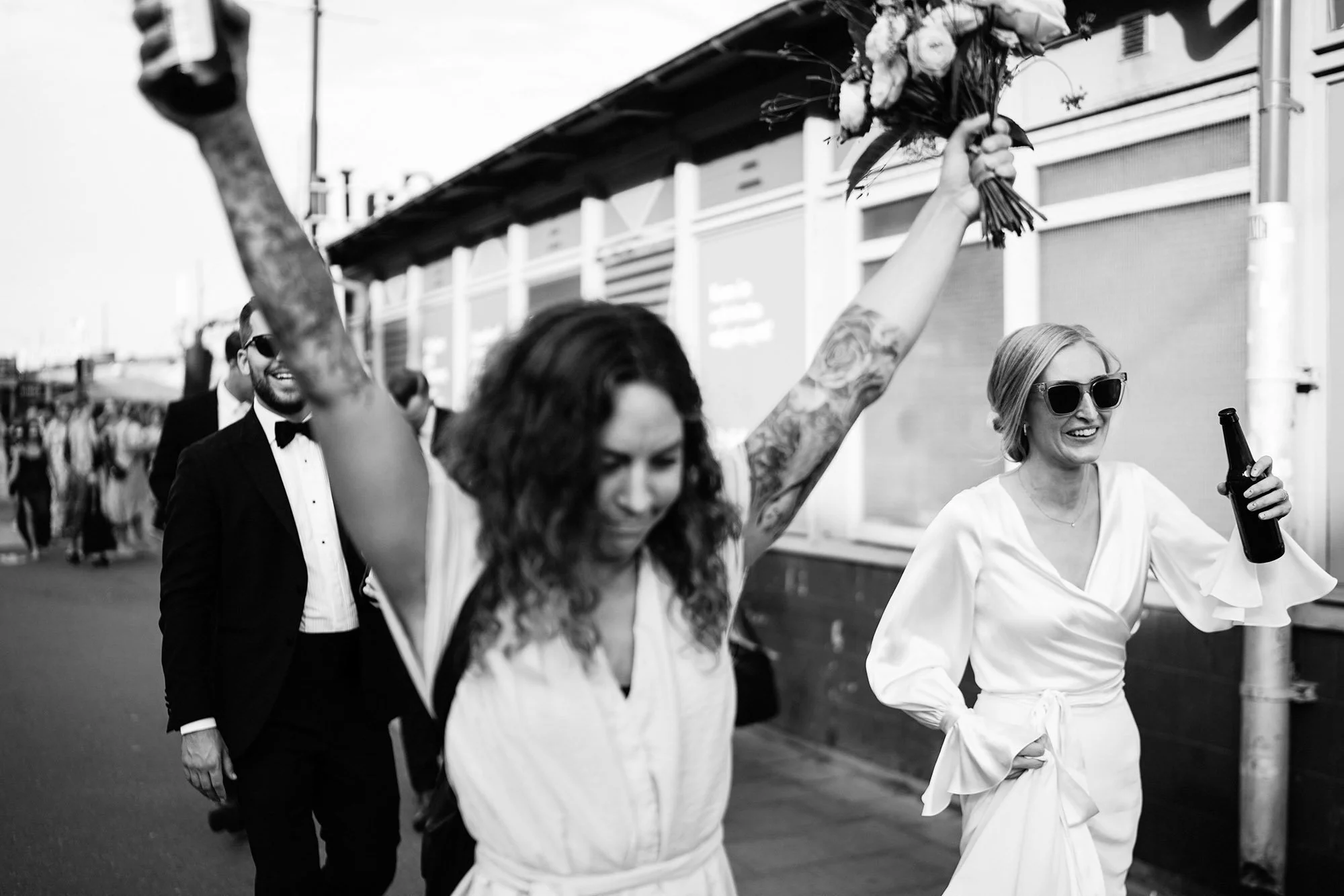 Brudfölje går på Skeppsbron i Stockholm.