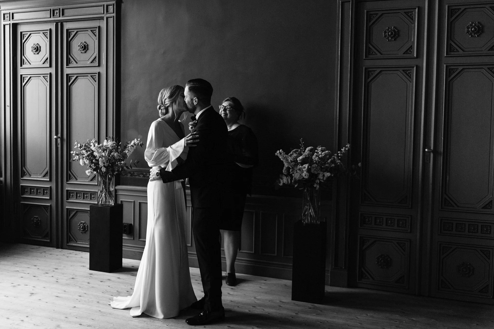 Brudpar kysser varandra i Skridskopaviljongen.