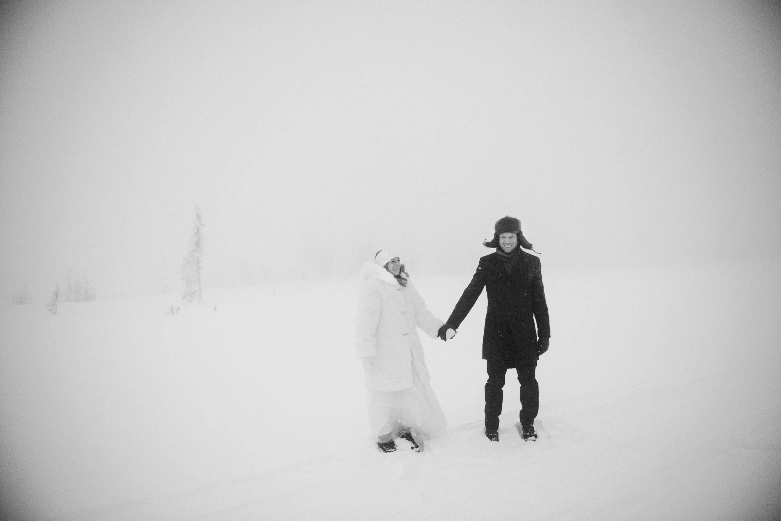 Porträtt på brudpar i snöstorm i Edsåsdalen.